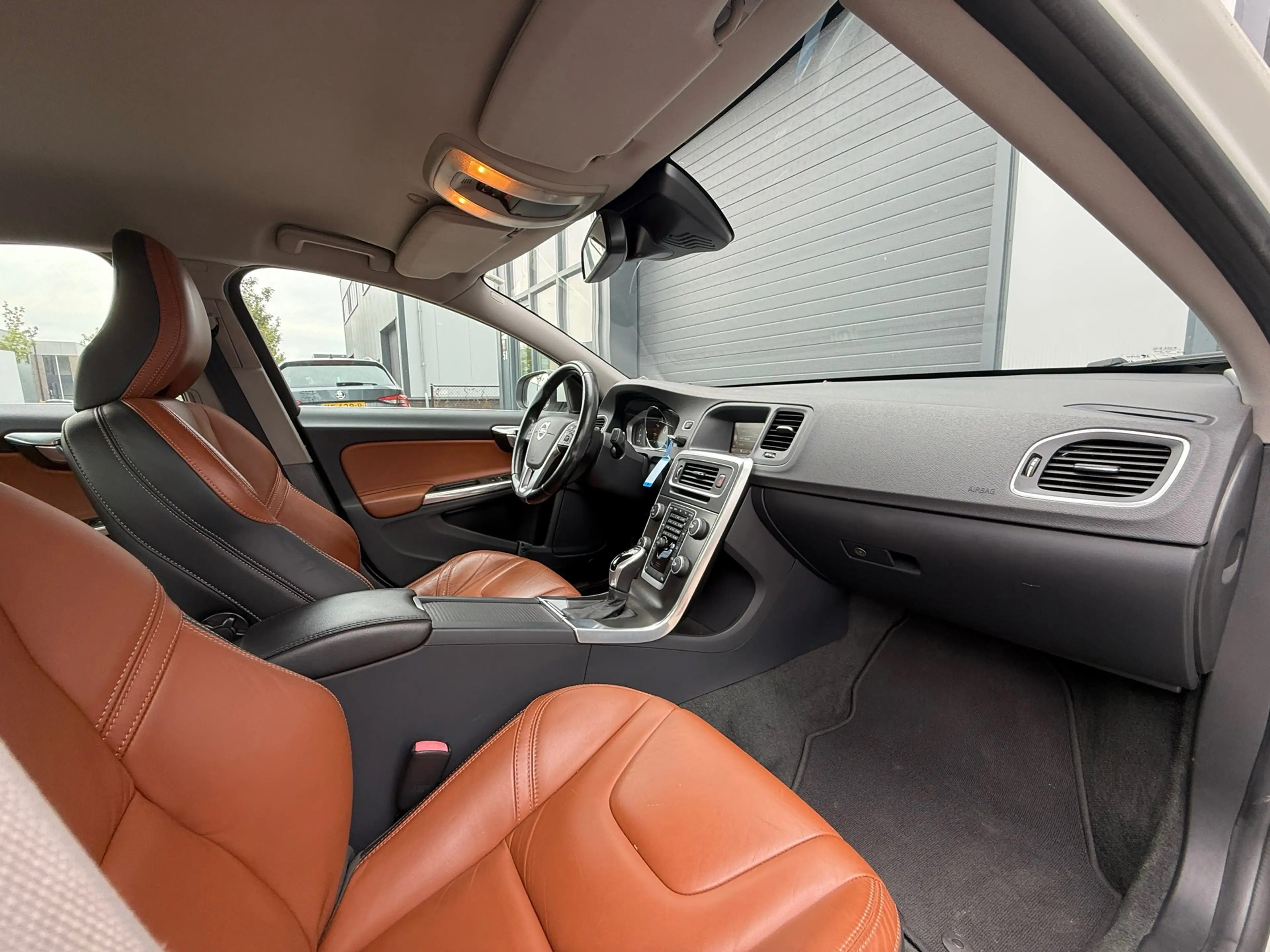 Volvo S60 1.6 T3 R-Design / AUTOMAAT / LEDEREN BEKLEDING — photo 7