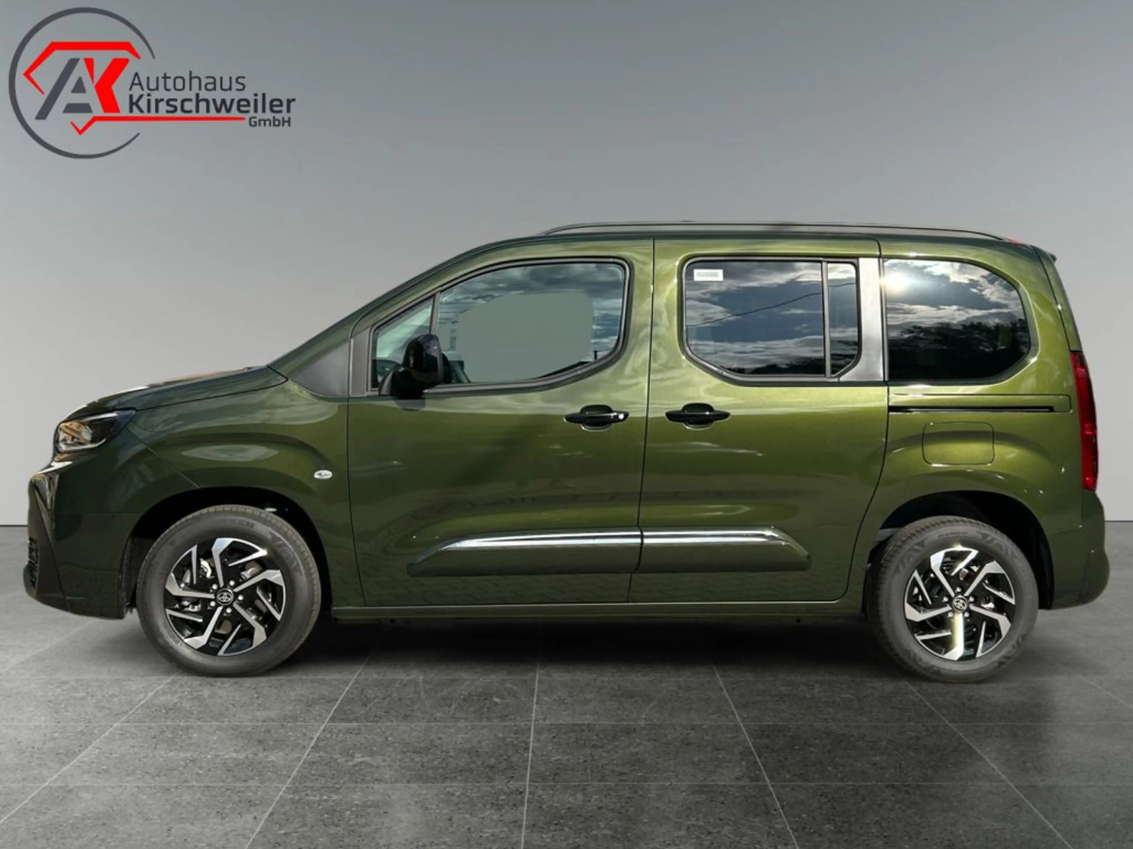 Toyota Proace City Verso 1.2 Turbo L1 Teamplayer (E) — photo 2