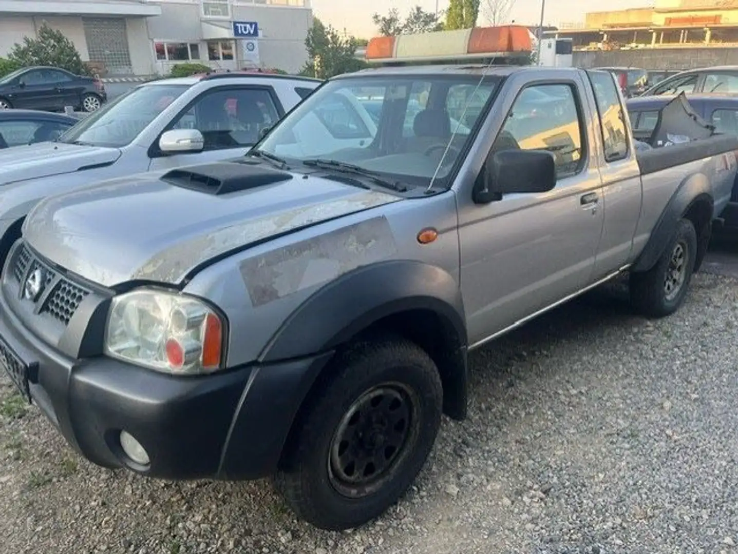 Nissan NP300 4x4 *2.5 Diesel Plateado - 1