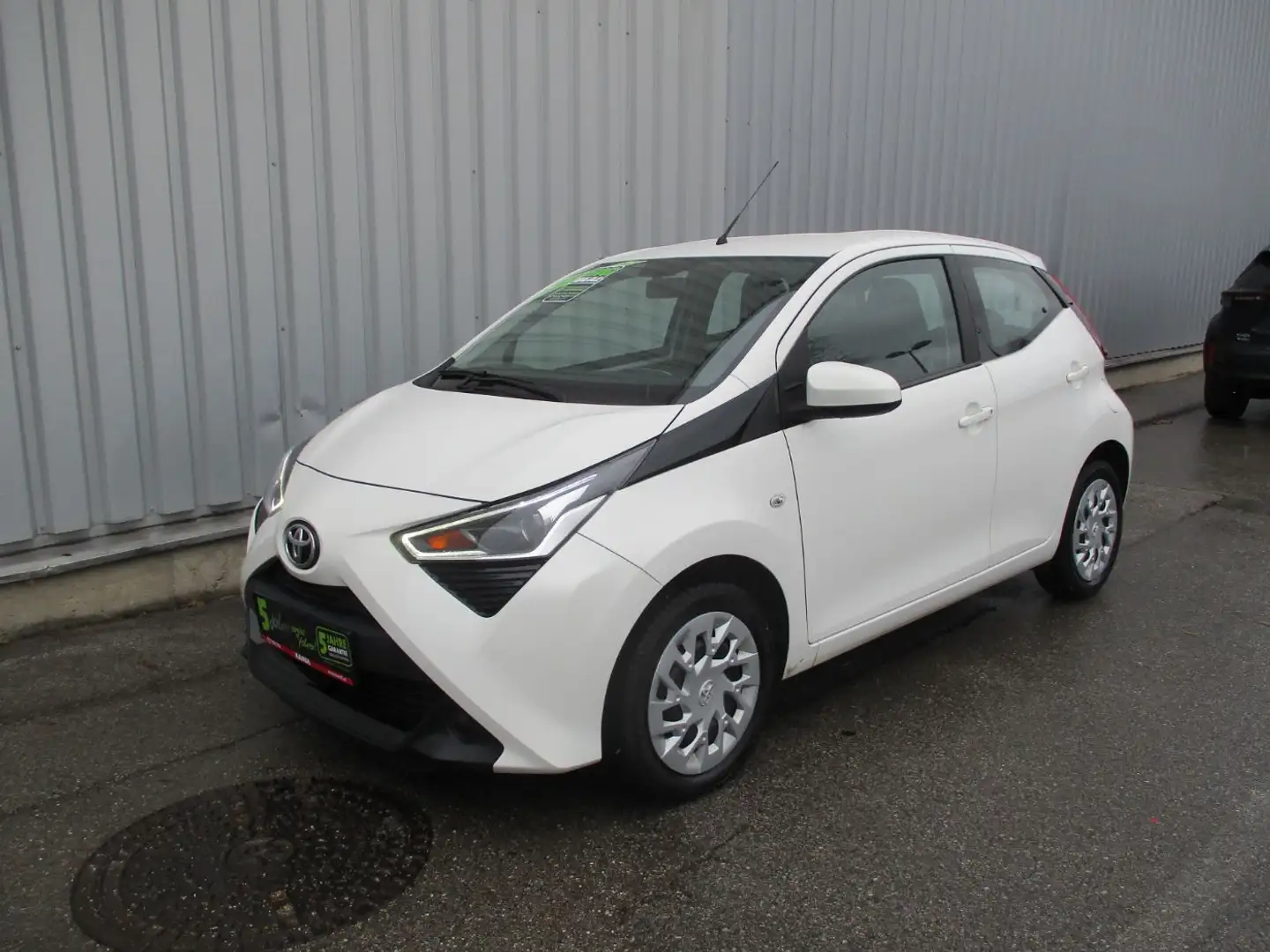 Toyota Aygo 1.0 VVT-i x-play Weiß - 2
