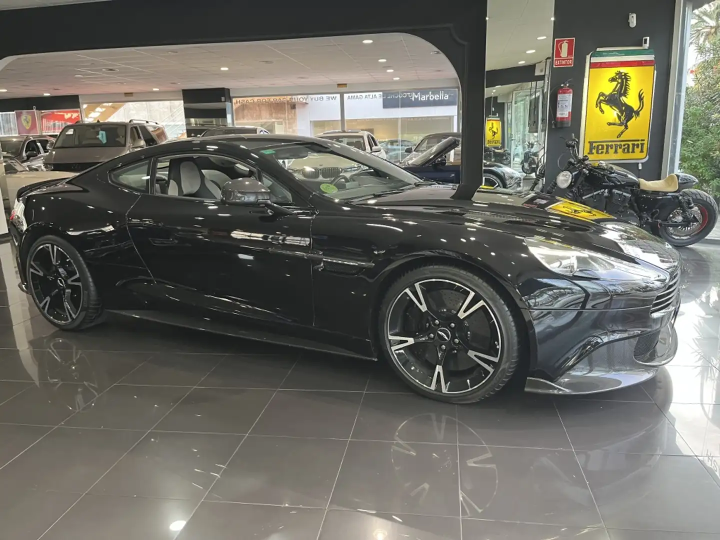 Aston Martin Vanquish Negro - 2