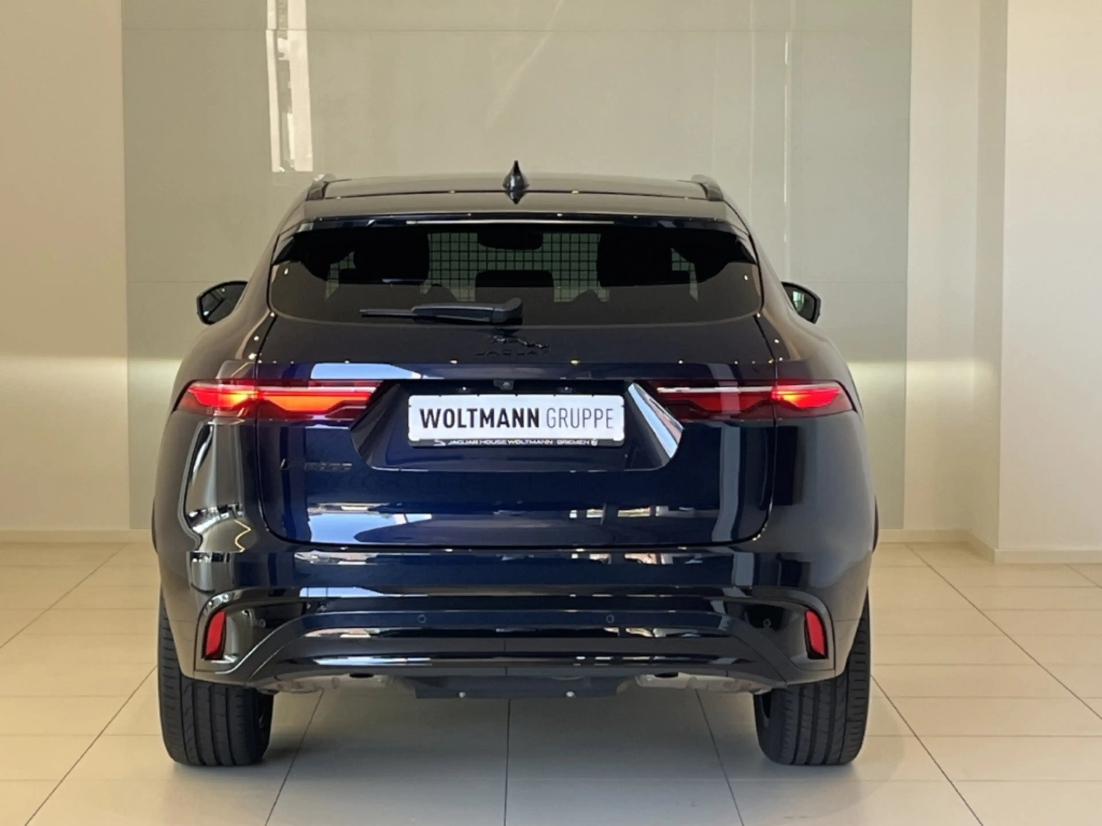 Jaguar F-Pace P250 R-Dynamic SE AWD StandHZG AHK — photo 13
