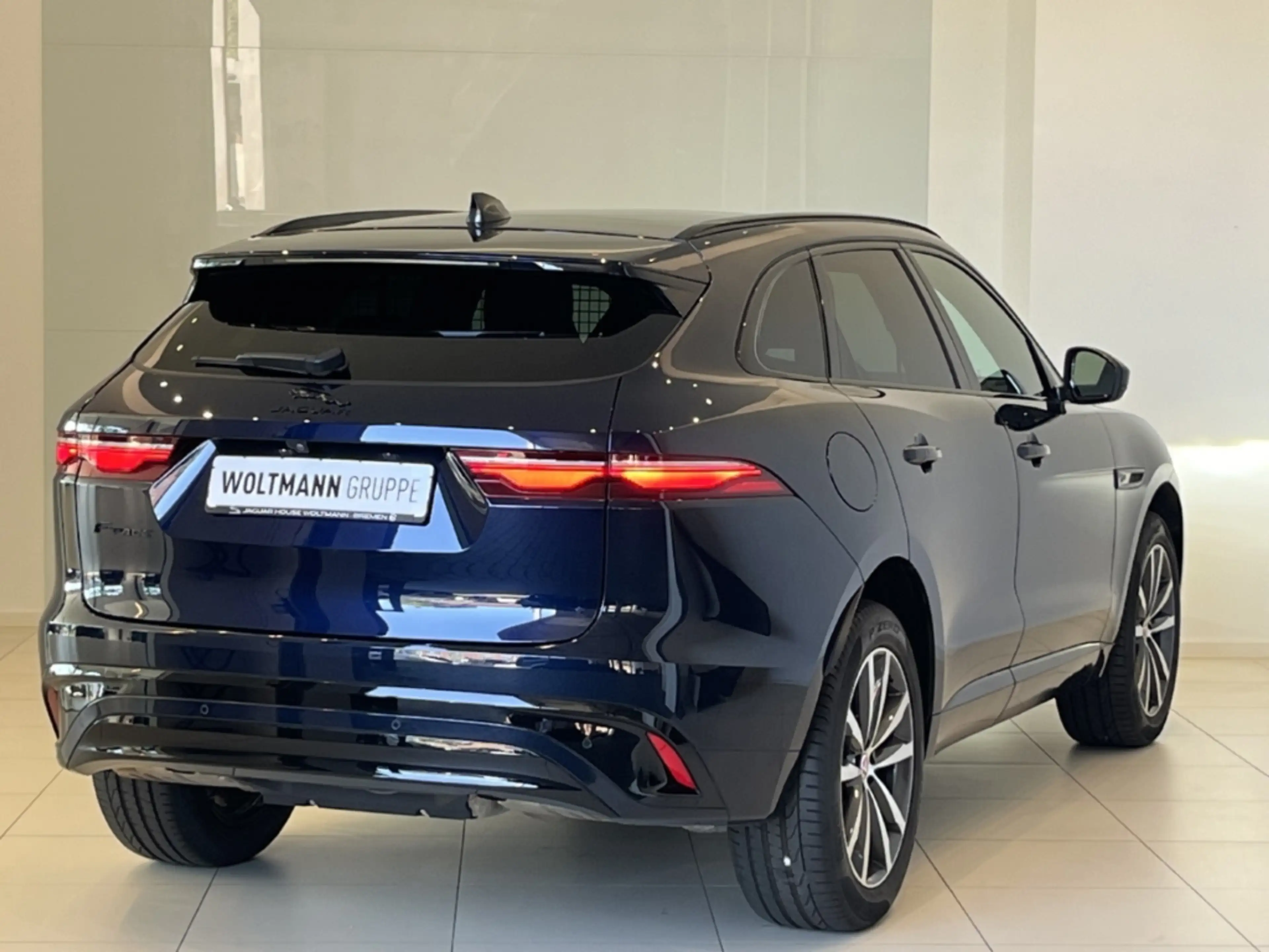 Jaguar F-Pace P250 R-Dynamic SE AWD StandHZG AHK — photo 12