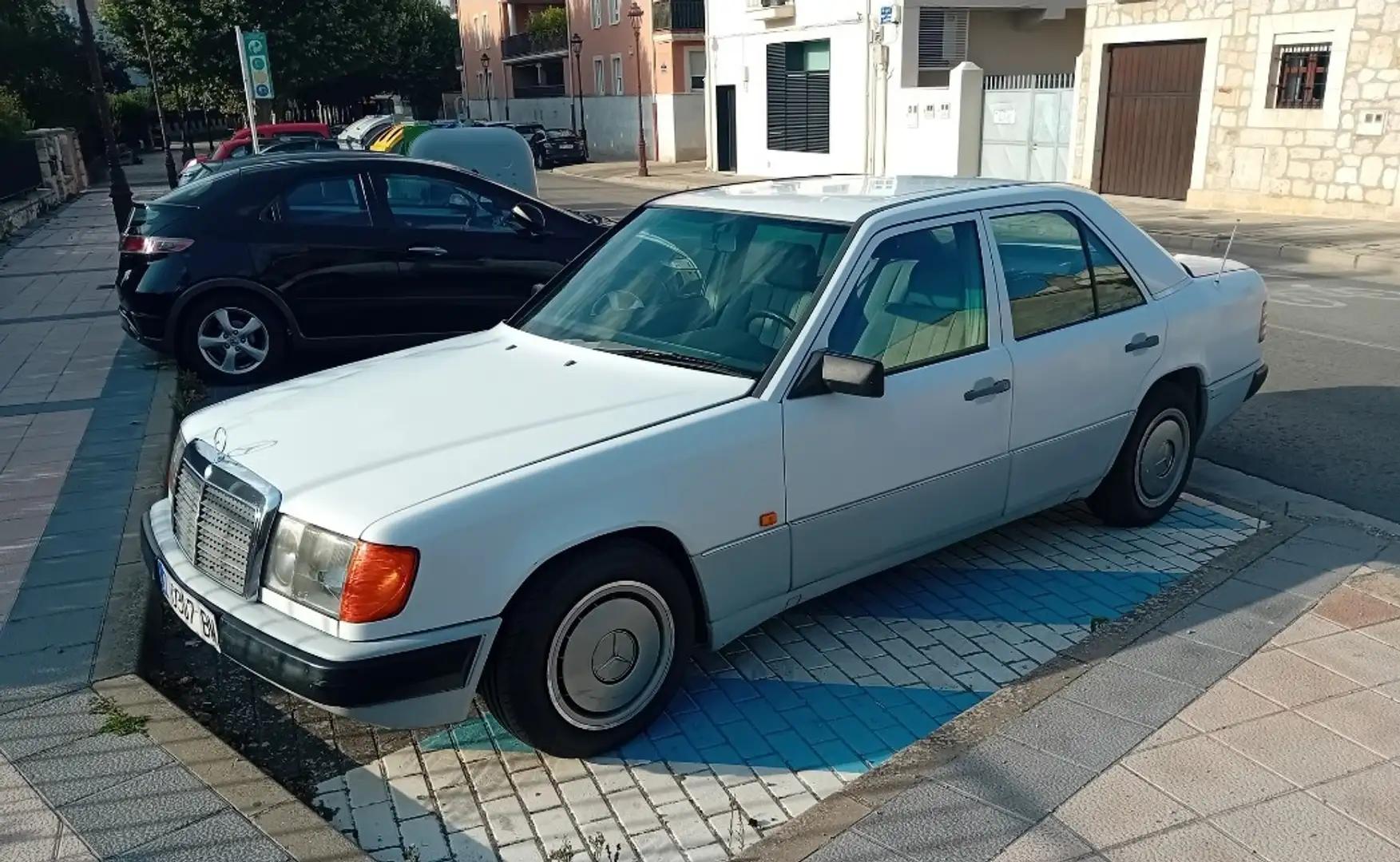 Mercedes-Benz 200 200E - 1