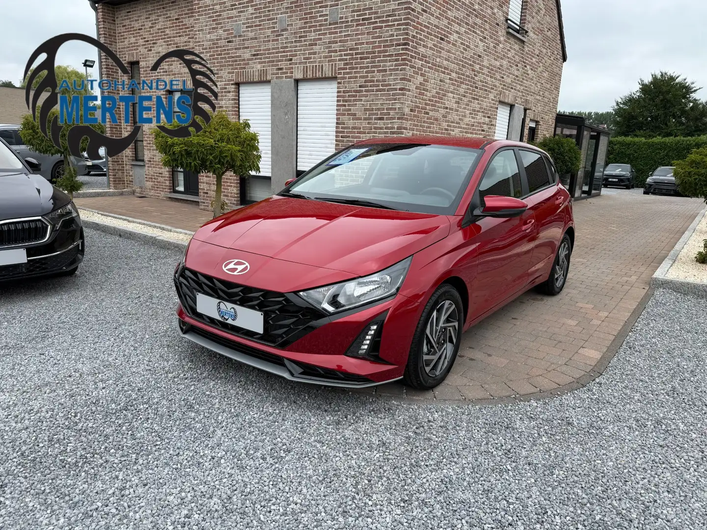 Hyundai i20 FAMILY 1.0 T-GDI 100PK DCT AR/CAM NAV NIEUW 0KM Rood - 1