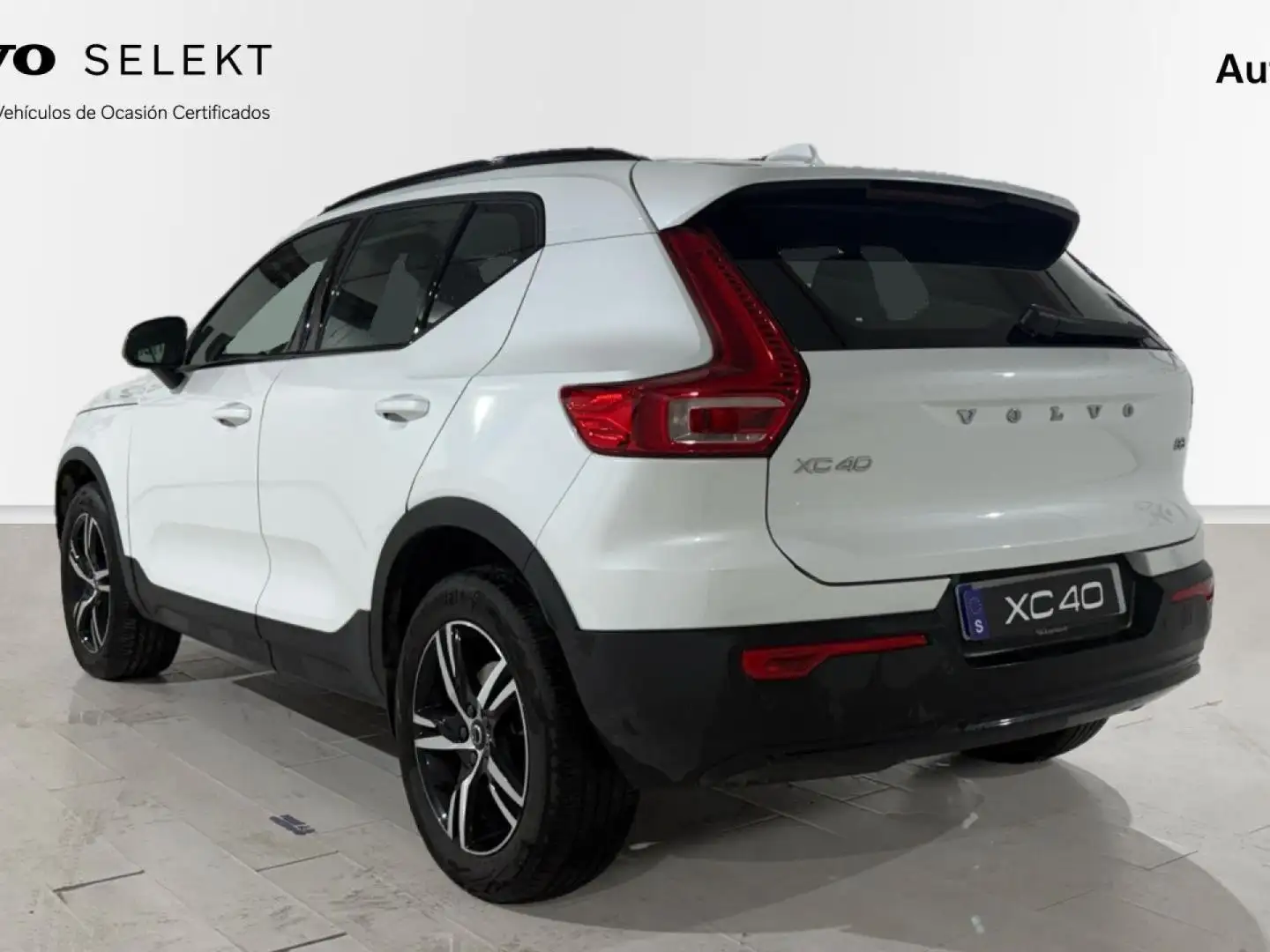 Volvo XC40 2.0 B3 G Plus Dark Auto Wit - 2