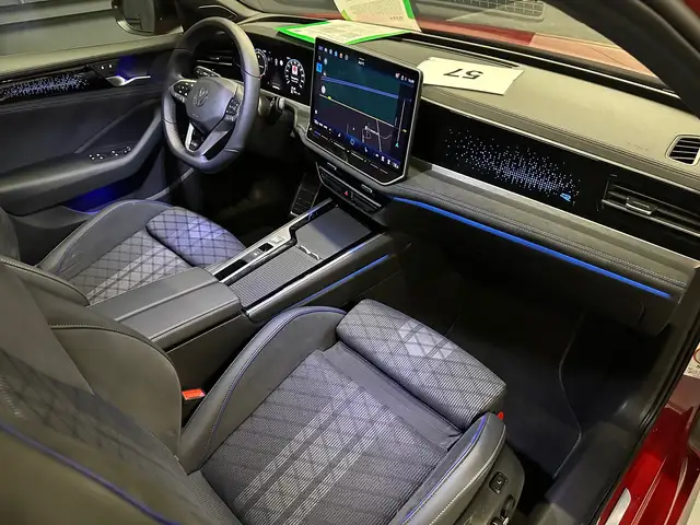 Volkswagen Passat view 11