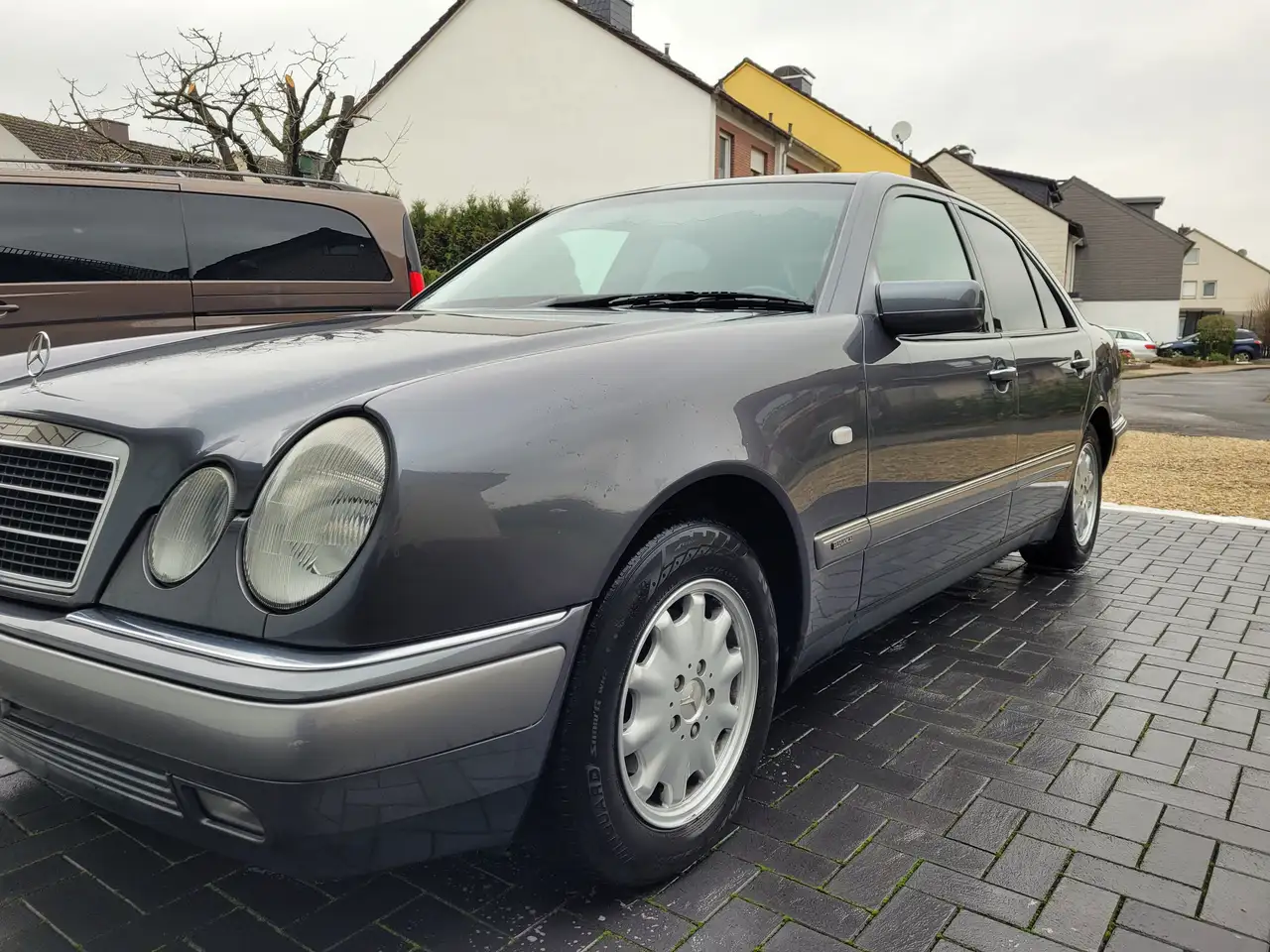 Mercedes-Benz E 240