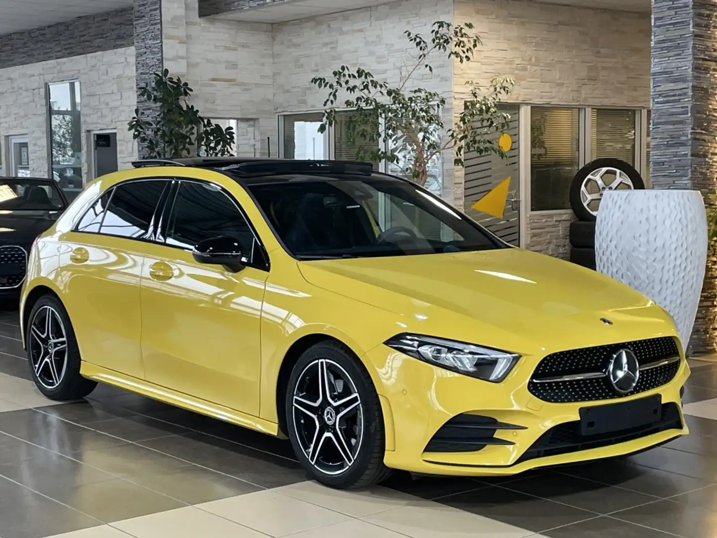 Mercedes-Benz A 200 d AMG-Line Night Pano. R.Cam LED Navi DAB Żółty - 1