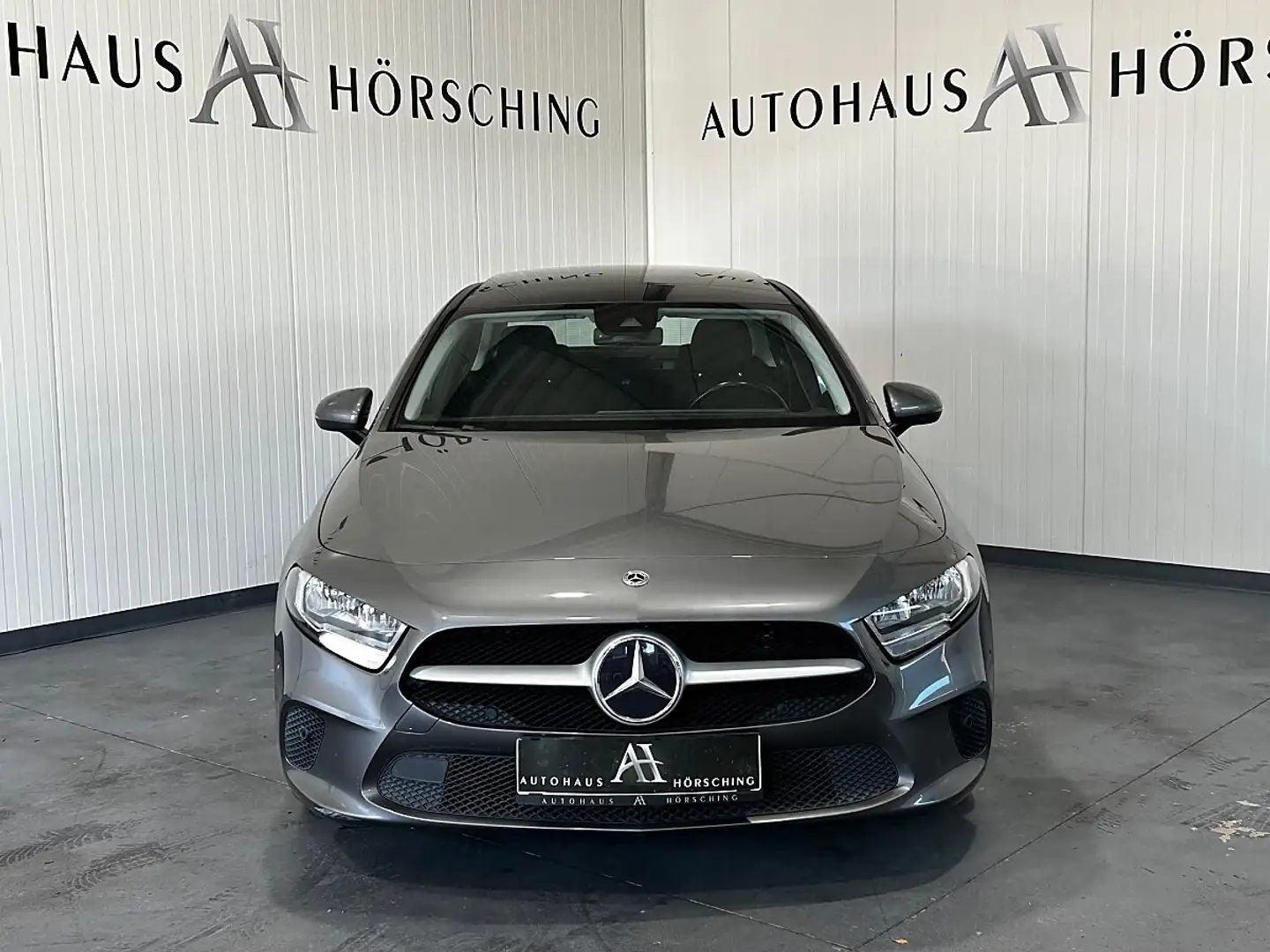 Mercedes-Benz A 180 d Limousine //PANO//SITZHEIZUNG// Grau - 2