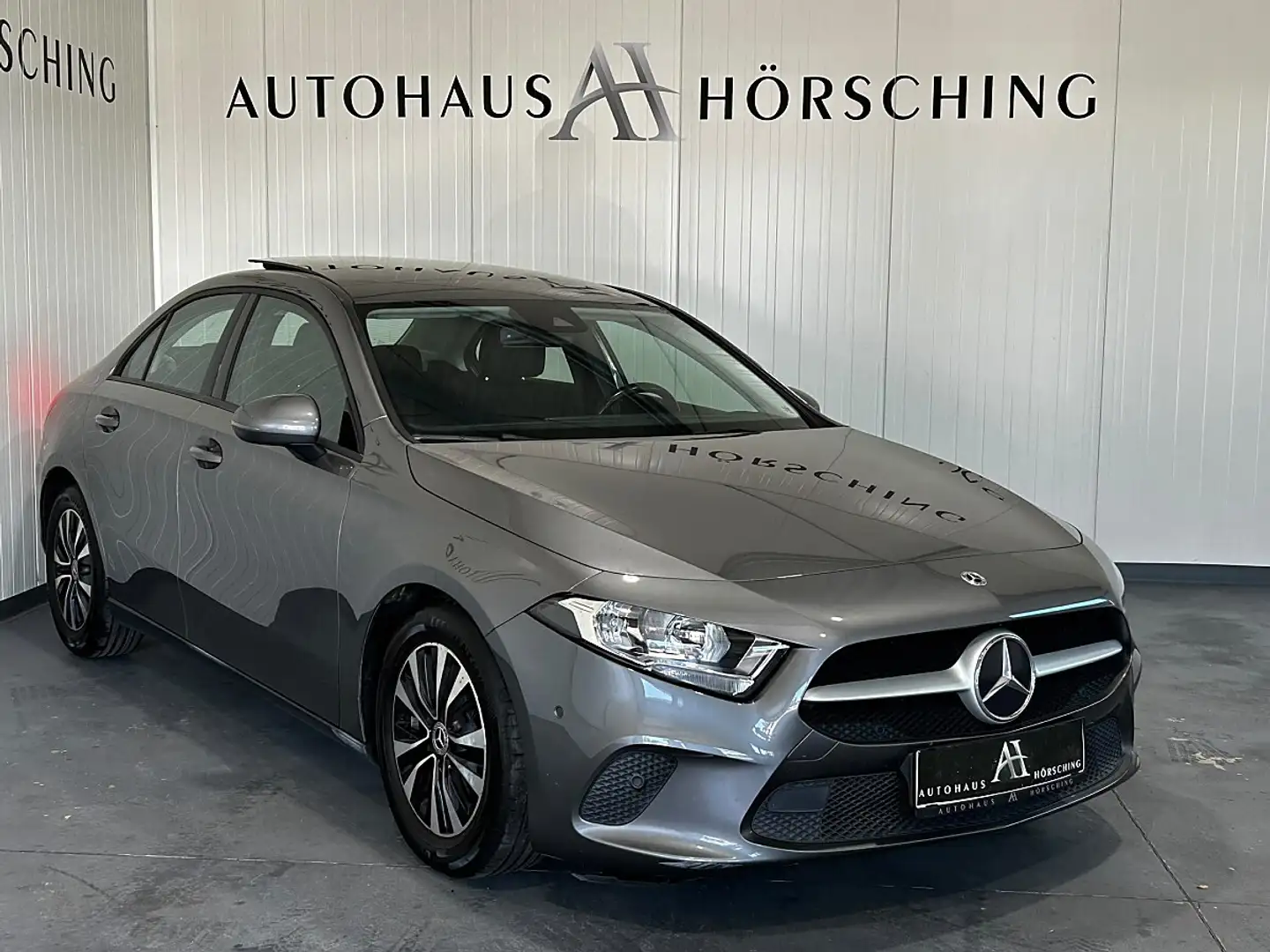 Mercedes-Benz A 180 d Limousine //PANO//SITZHEIZUNG// Grau - 1