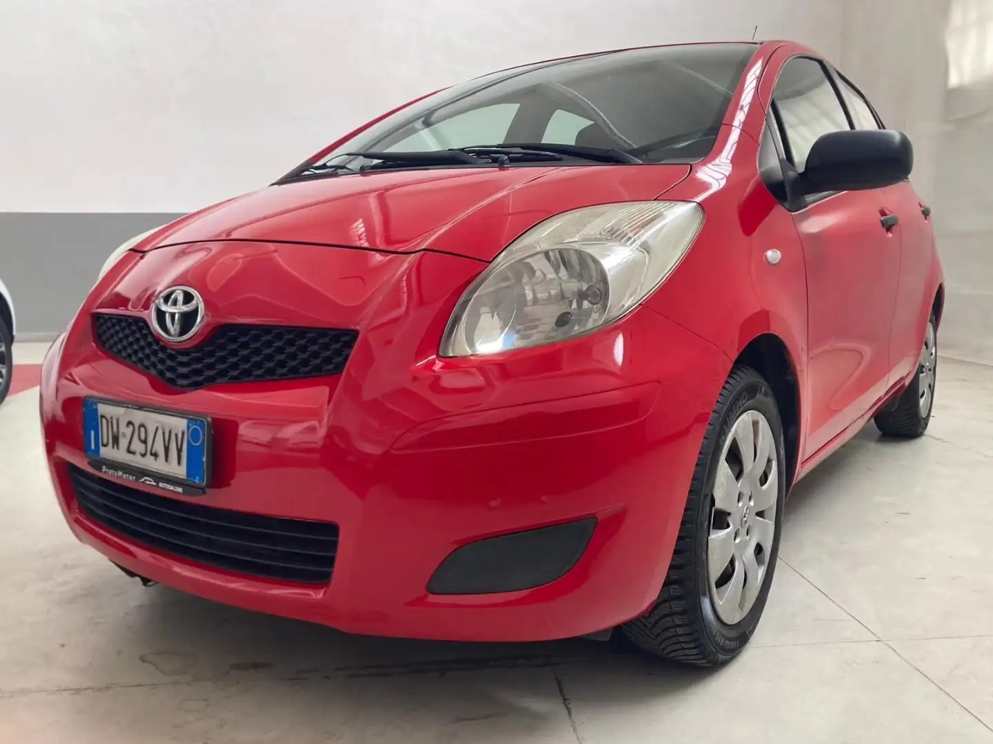 Toyota Yaris 5p 1.0 Now Rosso - 2
