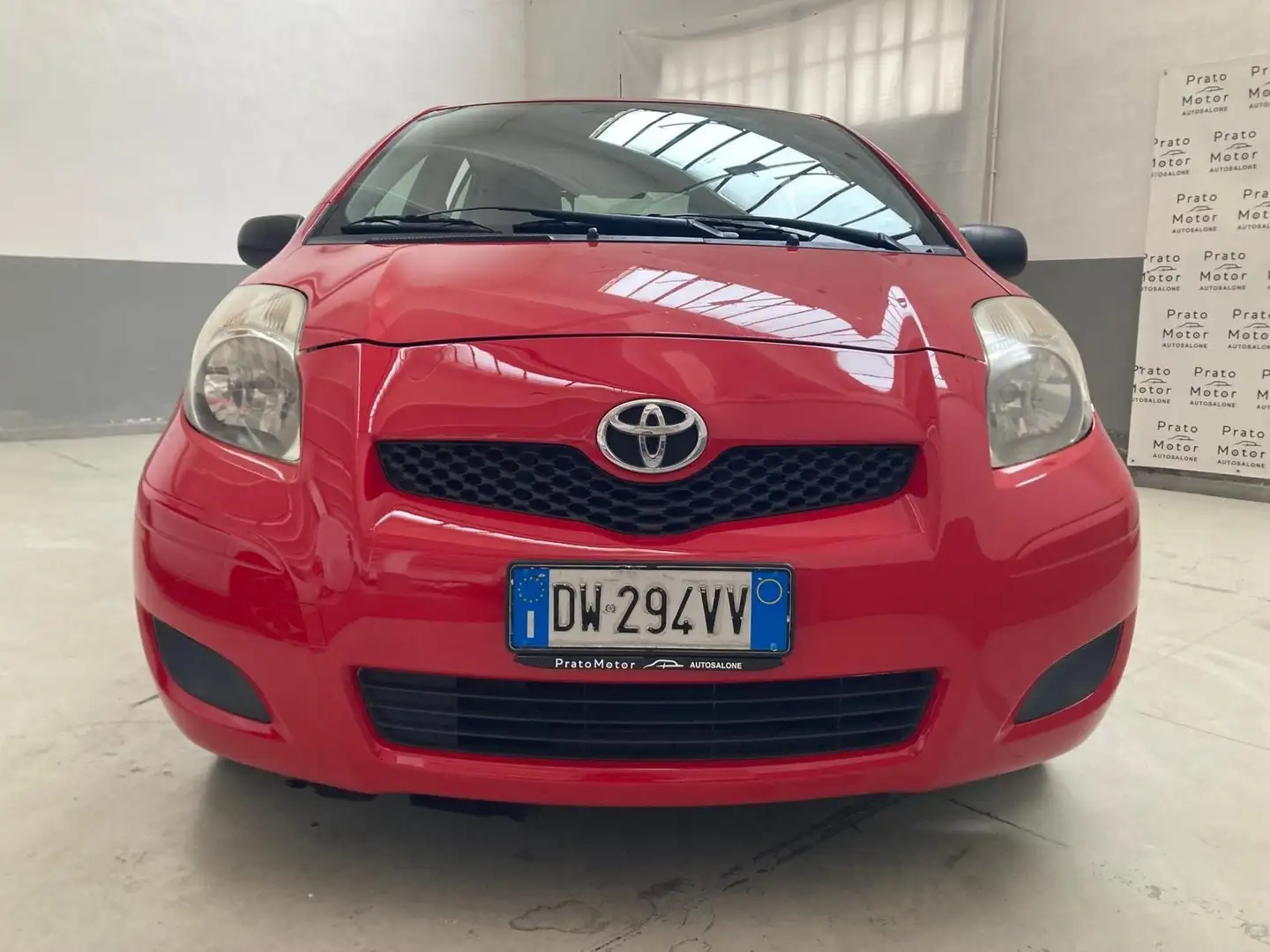 Toyota Yaris 5p 1.0 Now Rojo - 1