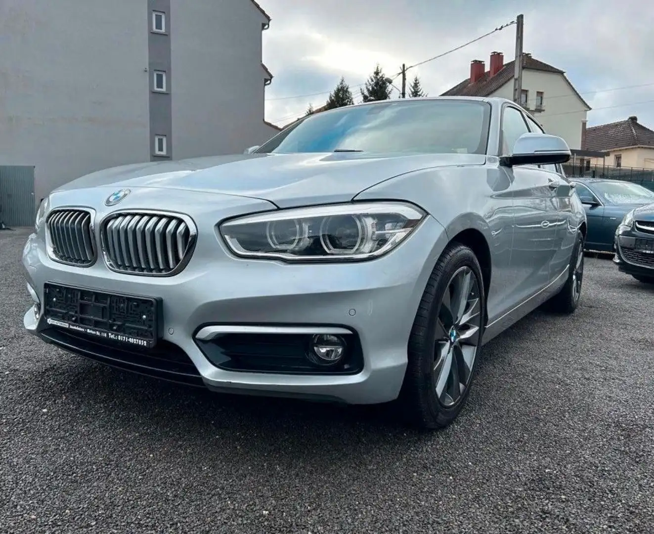BMW 116 d Urban Line TEMP + PDC + NAVI + BI-XEN Zilver - 1