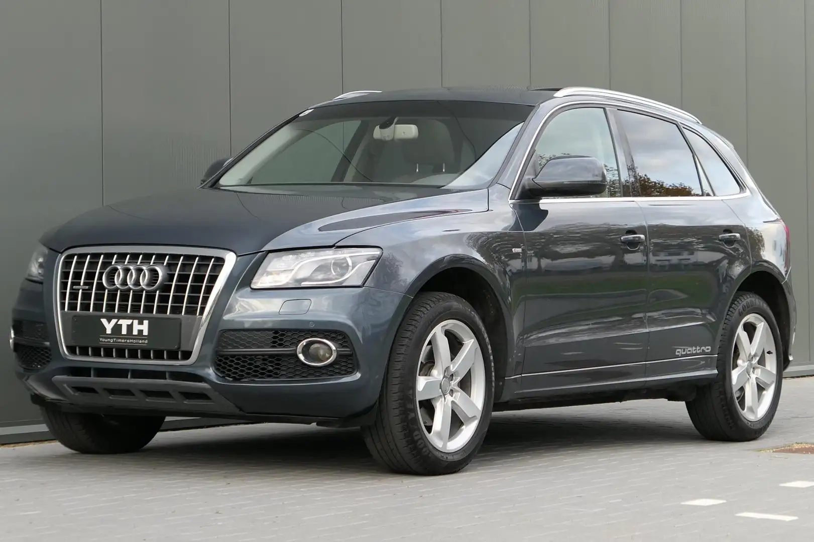 Audi Q5 3.2 FSI quattro Panorama Leder Navigatie Grijs - 1