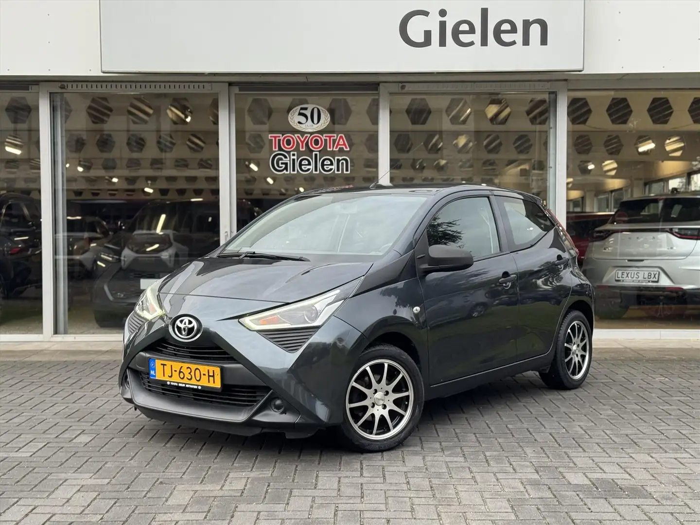 Toyota Aygo 1.0 VVT-i 72pk x-fun | Airco, Bluetooth, LM velgen Grijs - 1