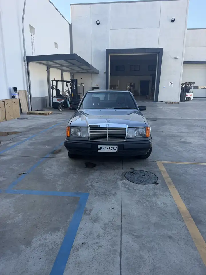 Mercedes-Benz E 200 2.0, foto 1