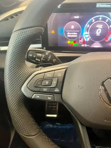 Volkswagen T-Roc view 13