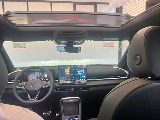 Volkswagen T-Roc view 9