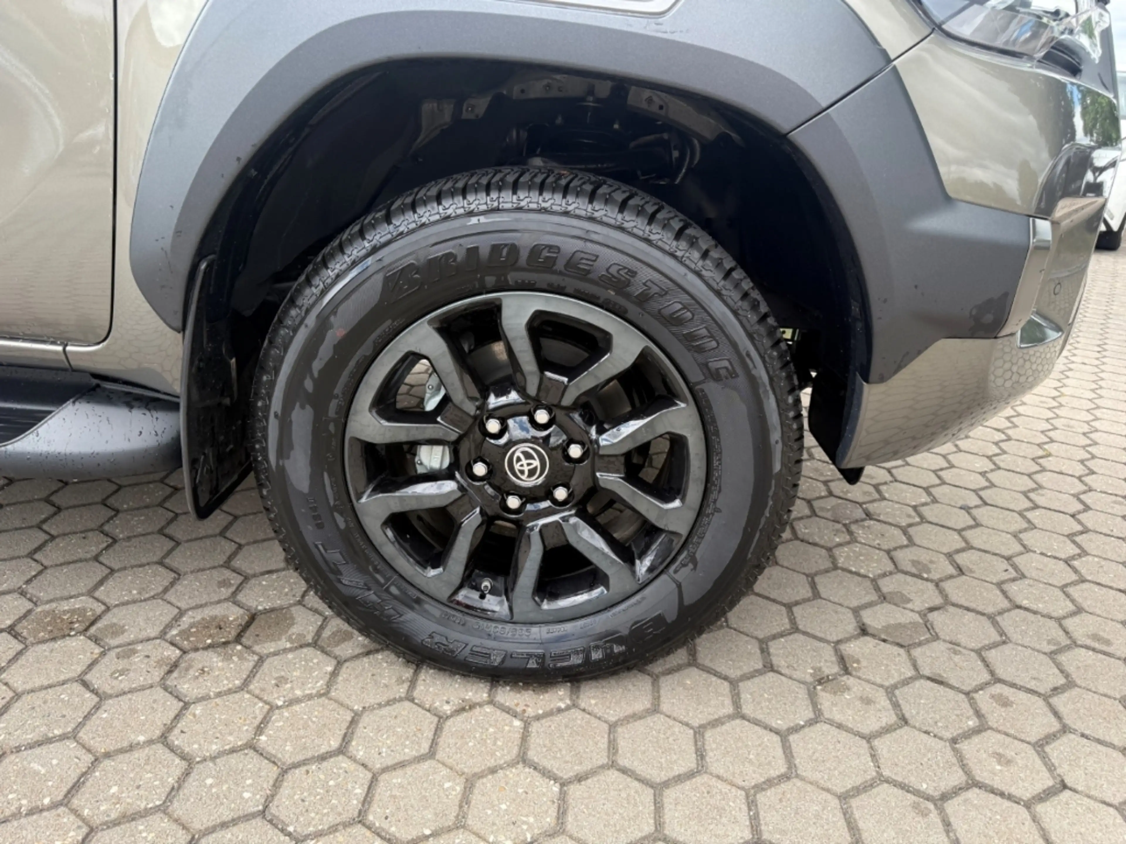 Toyota Hilux 4x4 Double Cab Invincible AHK 2,8-l-D-4D ATM 204PS — photo 9