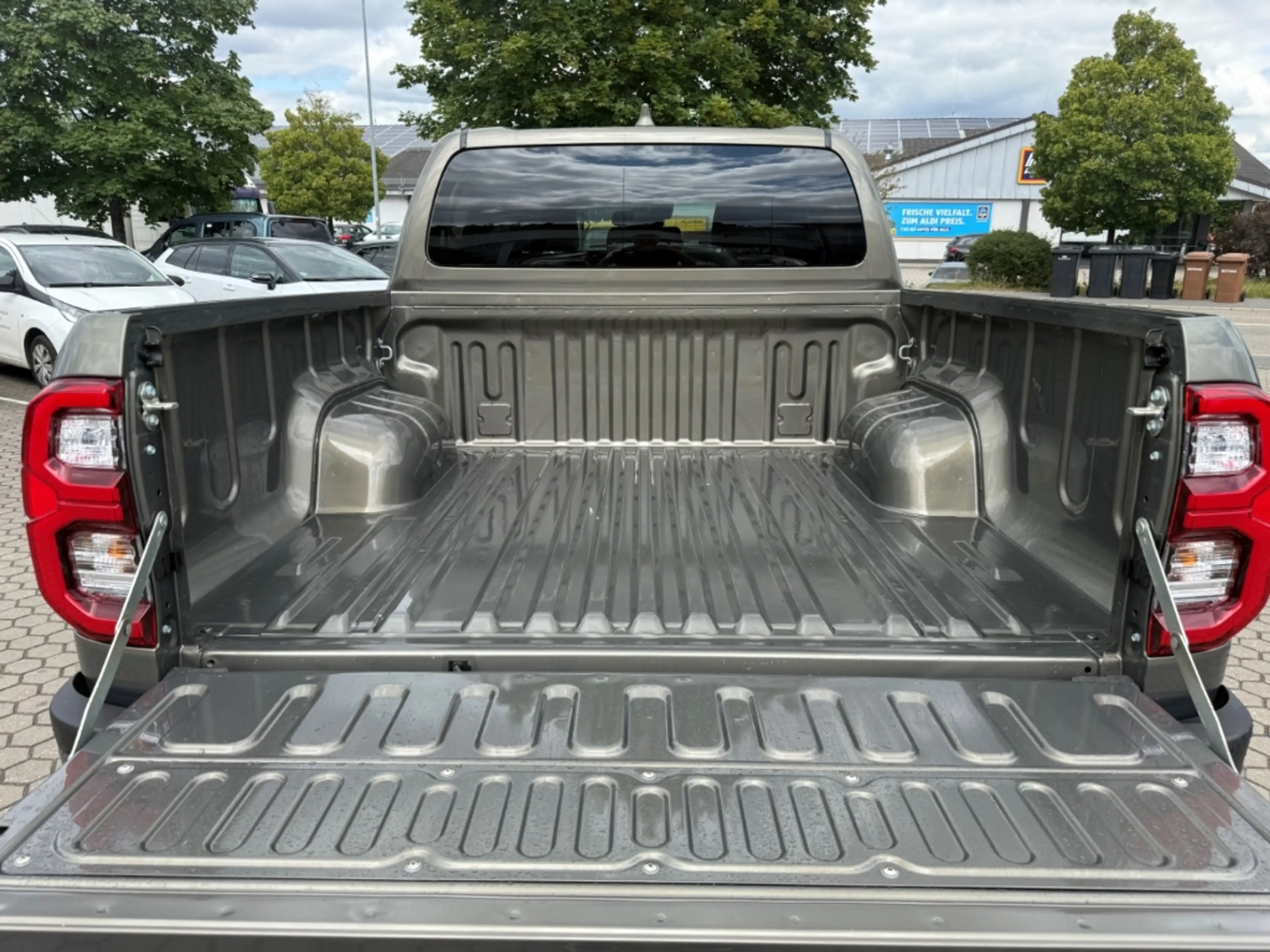 Toyota Hilux 4x4 Double Cab Invincible AHK 2,8-l-D-4D ATM 204PS — photo 12