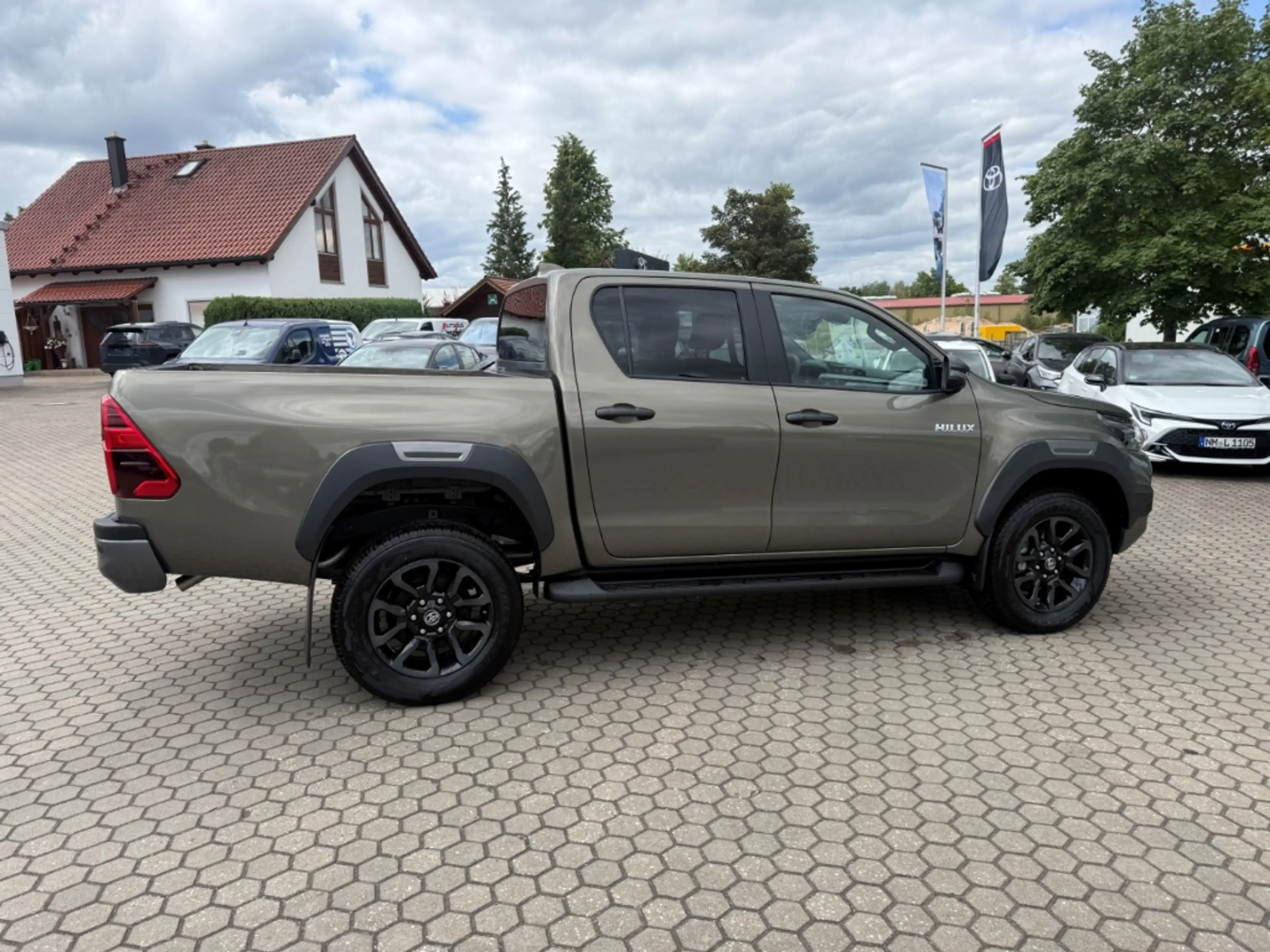 Toyota Hilux 4x4 Double Cab Invincible AHK 2,8-l-D-4D ATM 204PS — photo 6