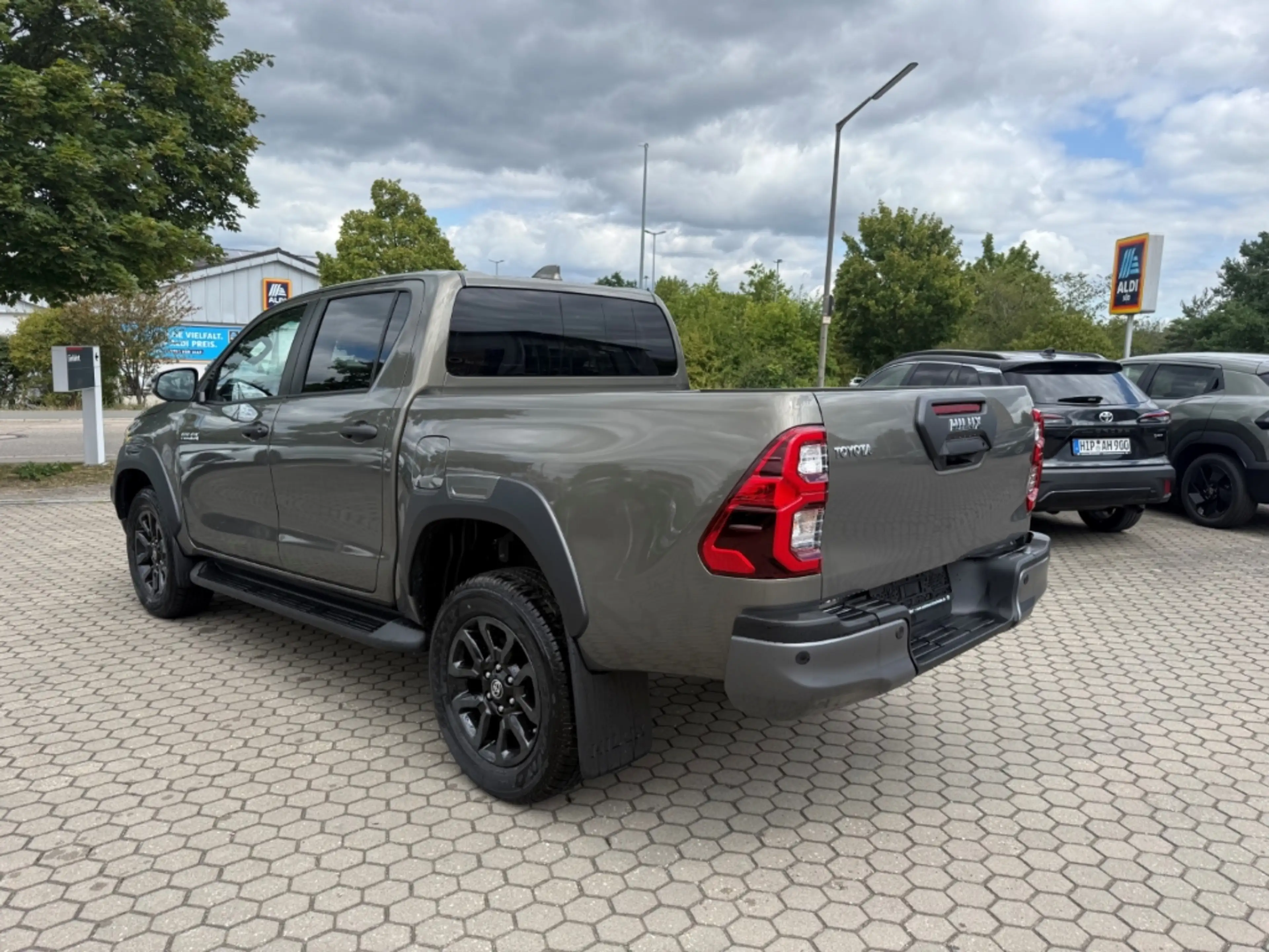 Toyota Hilux 4x4 Double Cab Invincible AHK 2,8-l-D-4D ATM 204PS — photo 3