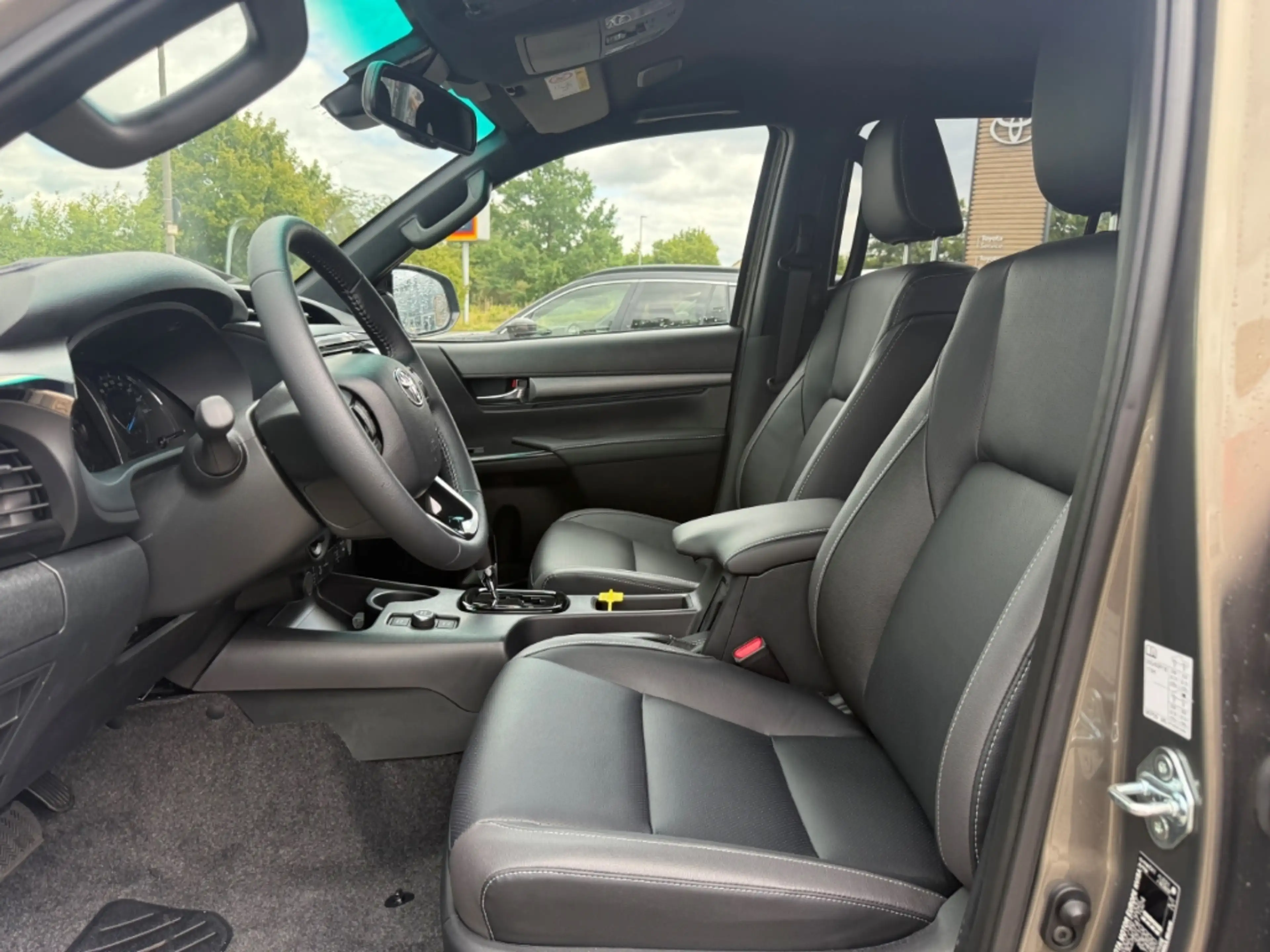 Toyota Hilux 4x4 Double Cab Invincible AHK 2,8-l-D-4D ATM 204PS — photo 13