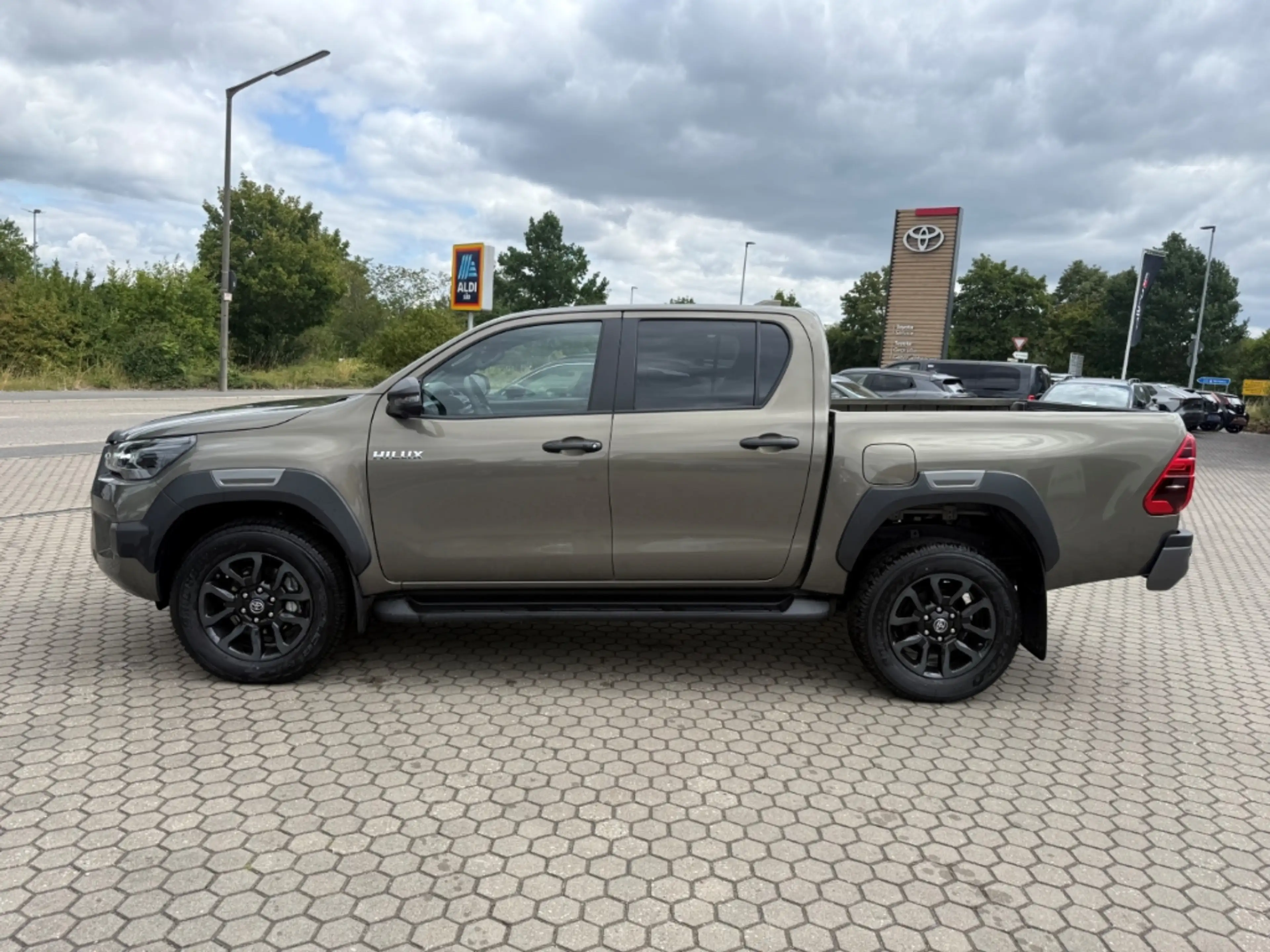 Toyota Hilux 4x4 Double Cab Invincible AHK 2,8-l-D-4D ATM 204PS — photo 2