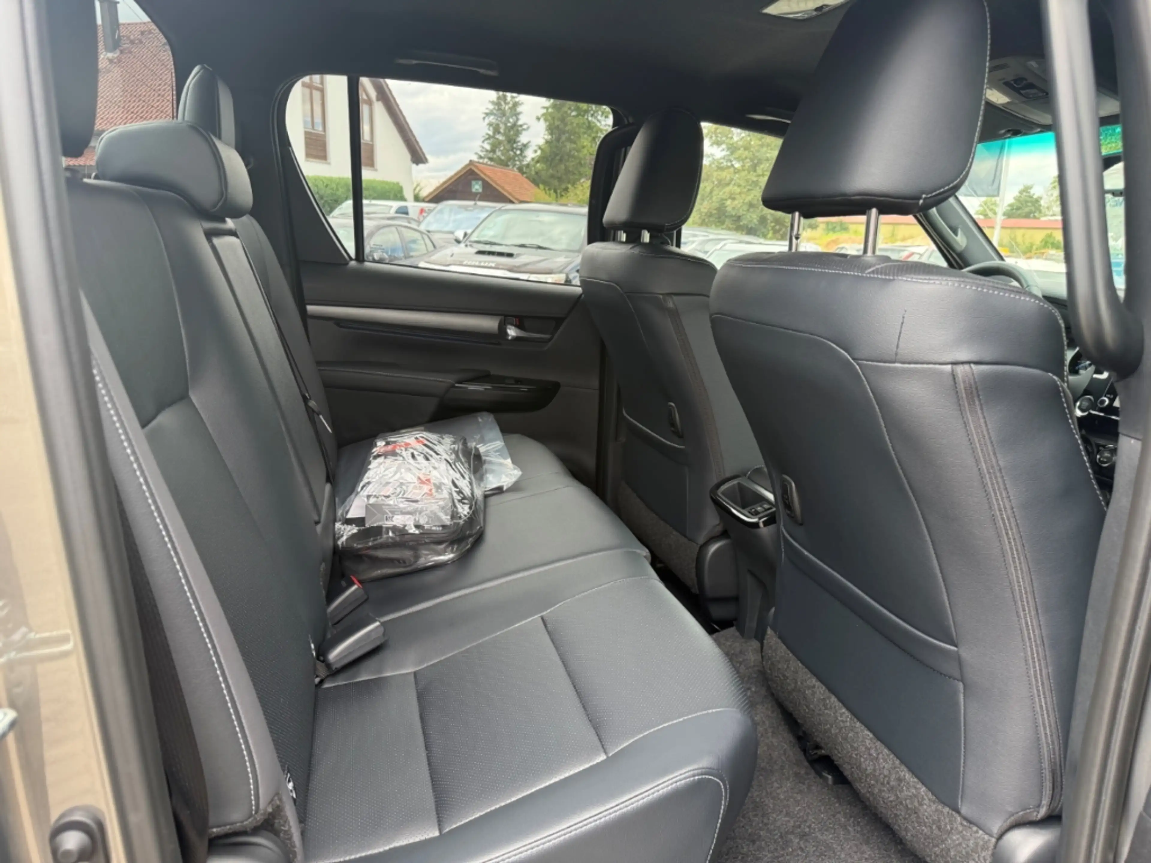 Toyota Hilux 4x4 Double Cab Invincible AHK 2,8-l-D-4D ATM 204PS — photo 11
