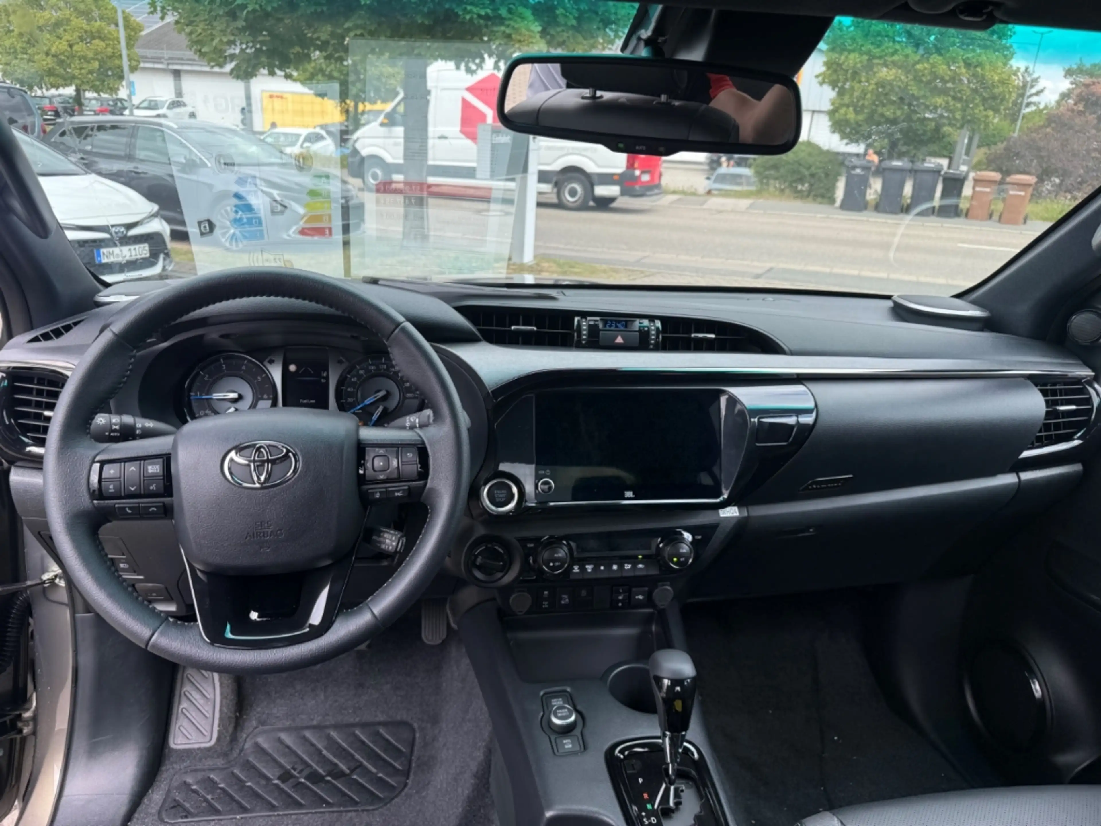 Toyota Hilux 4x4 Double Cab Invincible AHK 2,8-l-D-4D ATM 204PS — photo 14