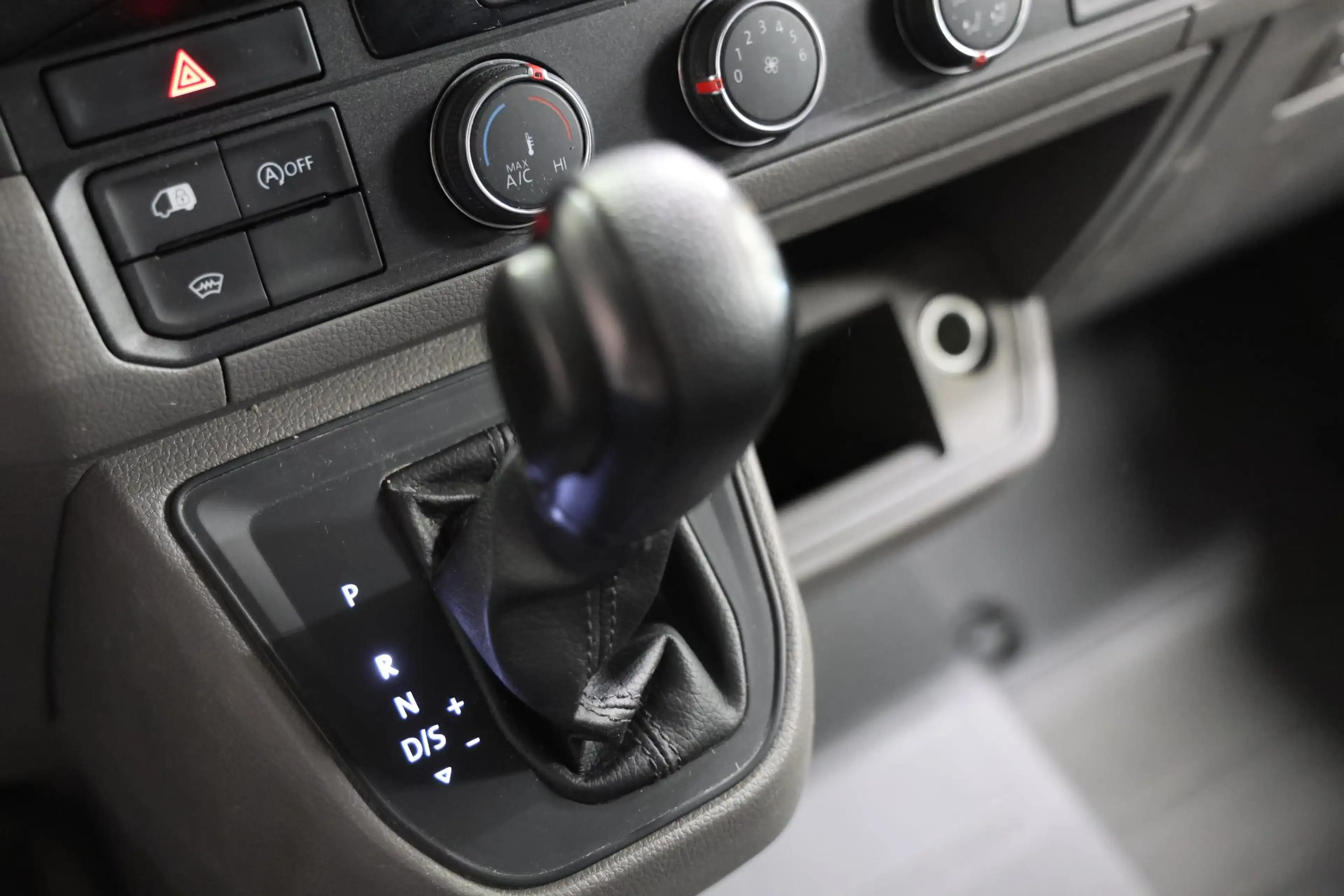 Volkswagen Crafter 35 2.0 TDI L4H3 AUTOMAAT OPRIJPLAAT TREKHAAK — photo 12