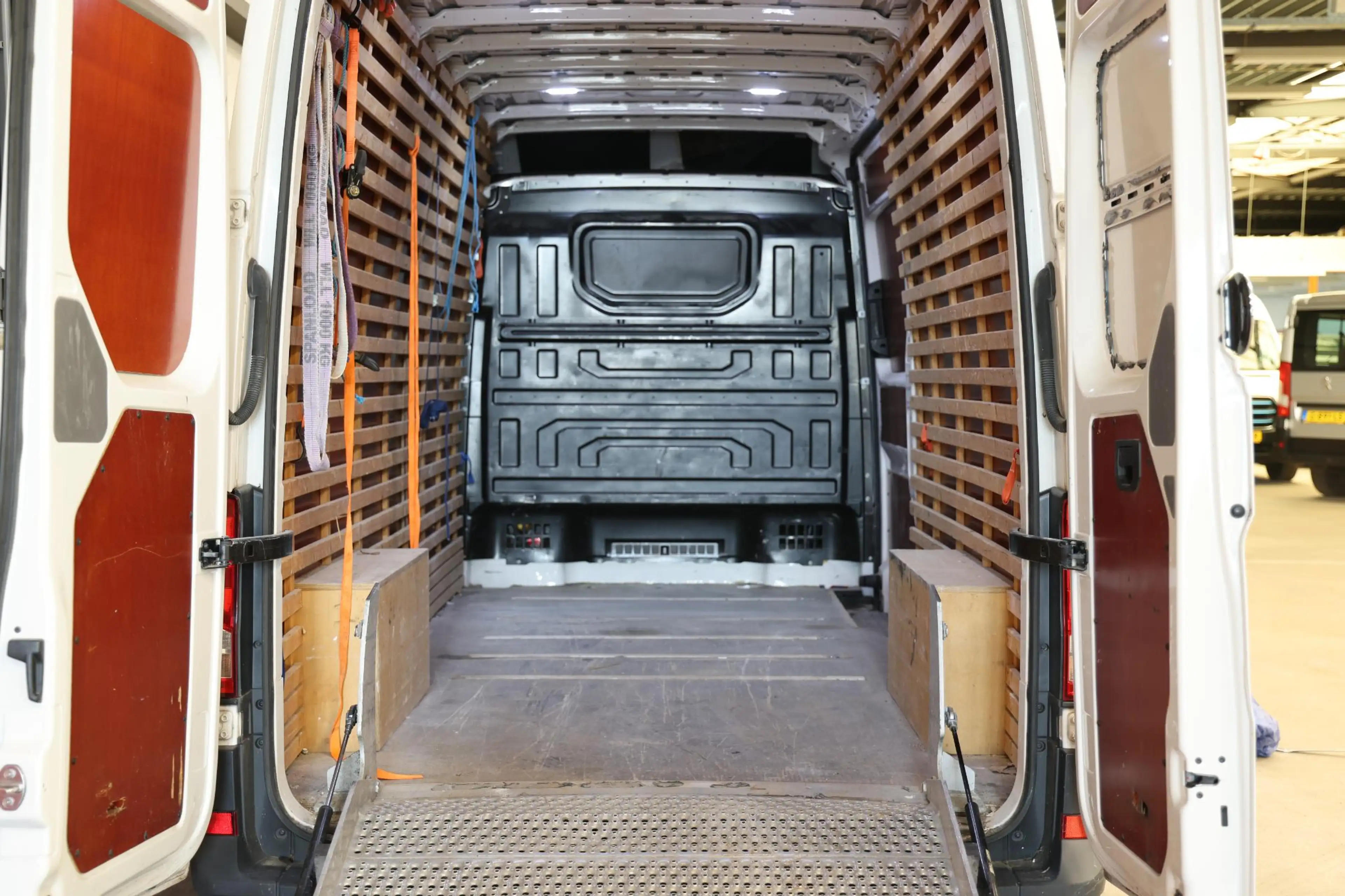 Volkswagen Crafter 35 2.0 TDI L4H3 AUTOMAAT OPRIJPLAAT TREKHAAK — photo 4