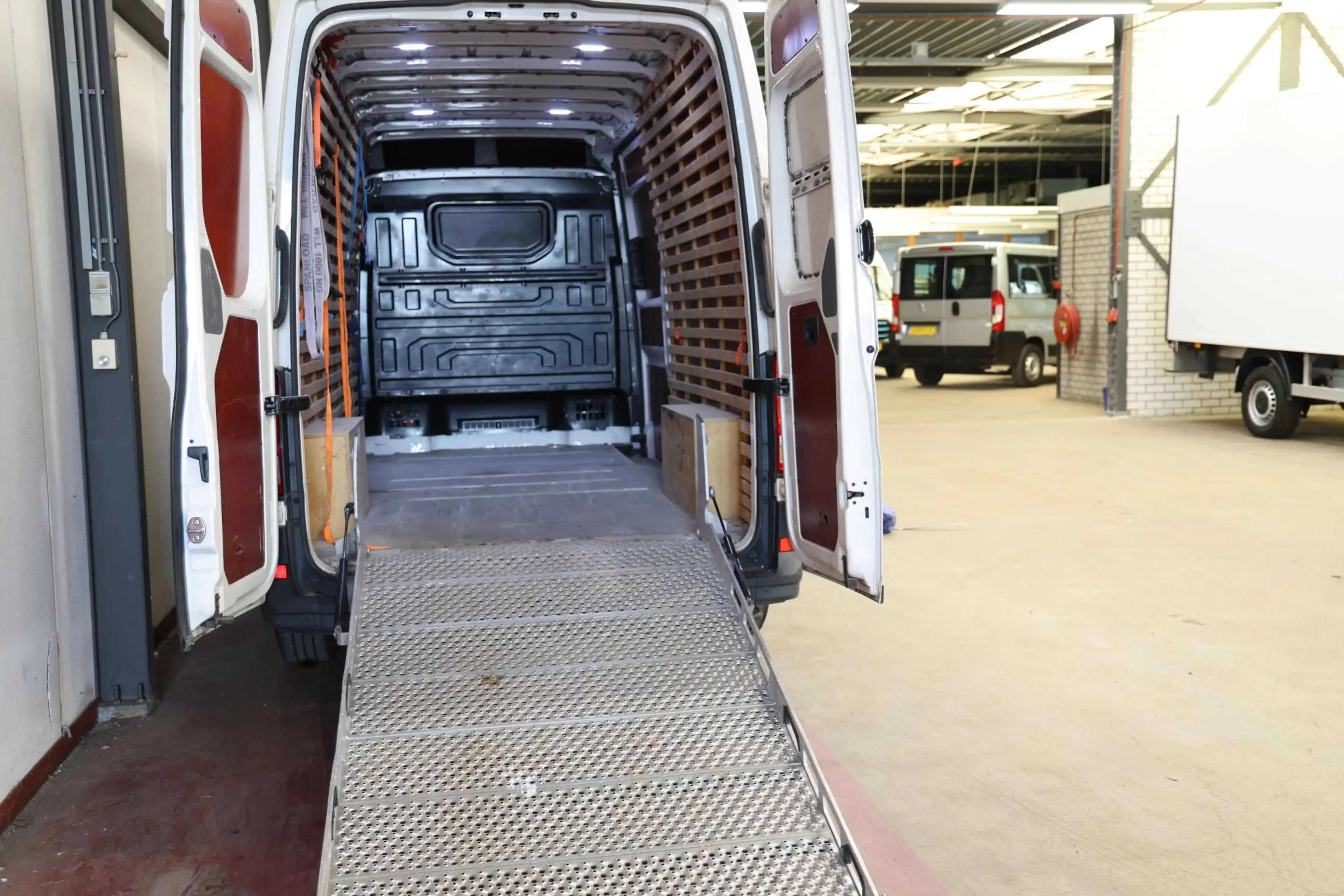 Volkswagen Crafter 35 2.0 TDI L4H3 AUTOMAAT OPRIJPLAAT TREKHAAK — photo 3