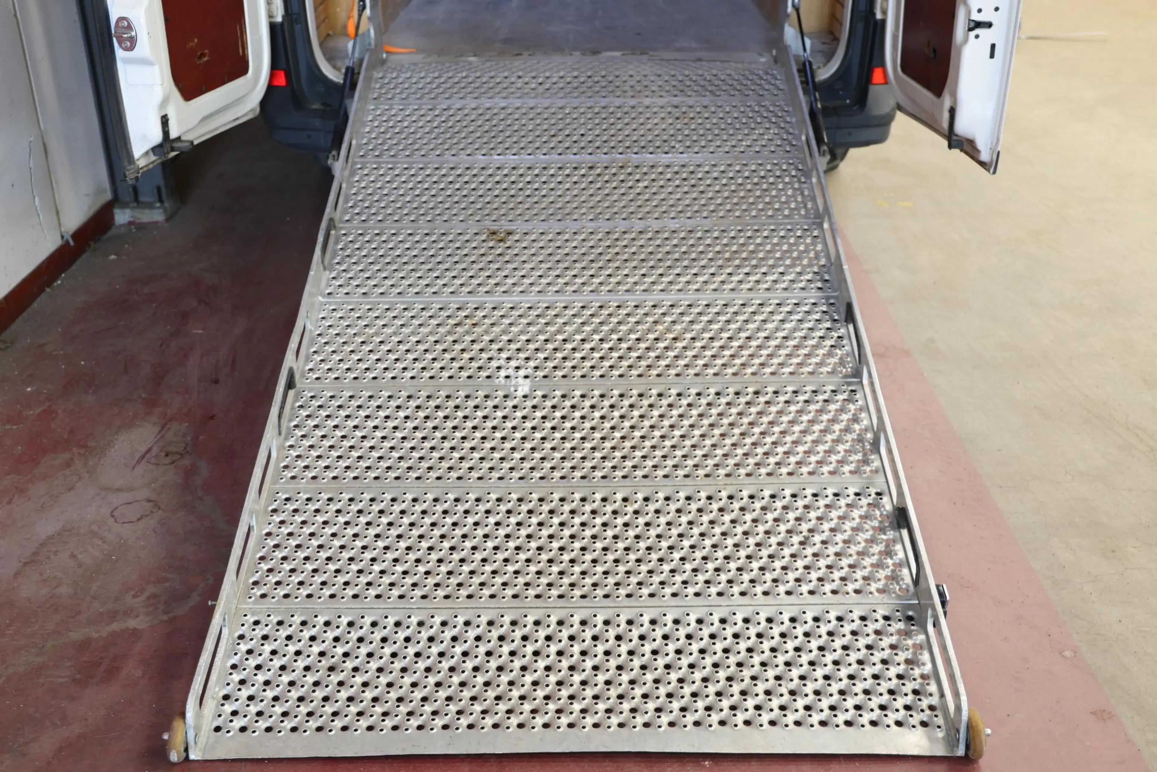 Volkswagen Crafter 35 2.0 TDI L4H3 AUTOMAAT OPRIJPLAAT TREKHAAK — photo 5