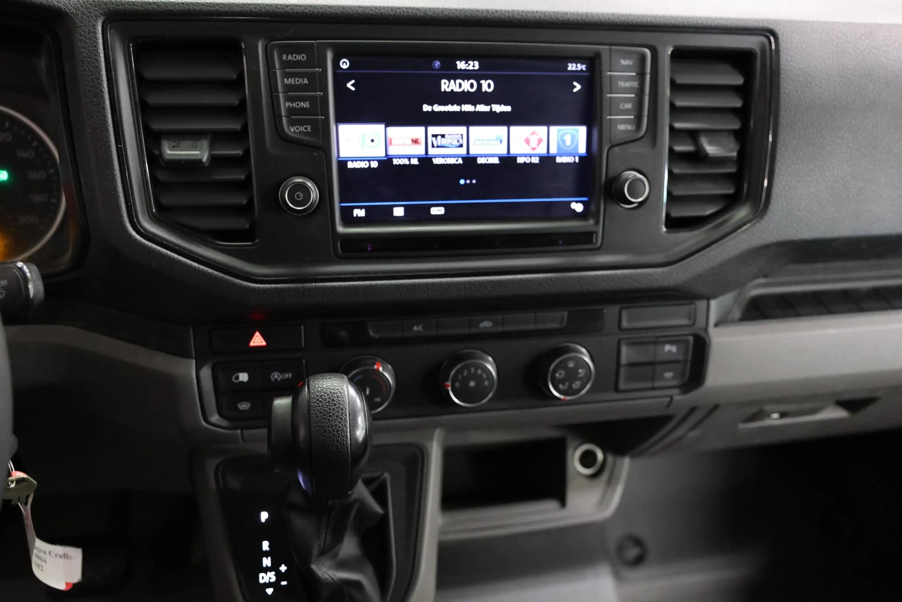 Volkswagen Crafter 35 2.0 TDI L4H3 AUTOMAAT OPRIJPLAAT TREKHAAK — photo 10