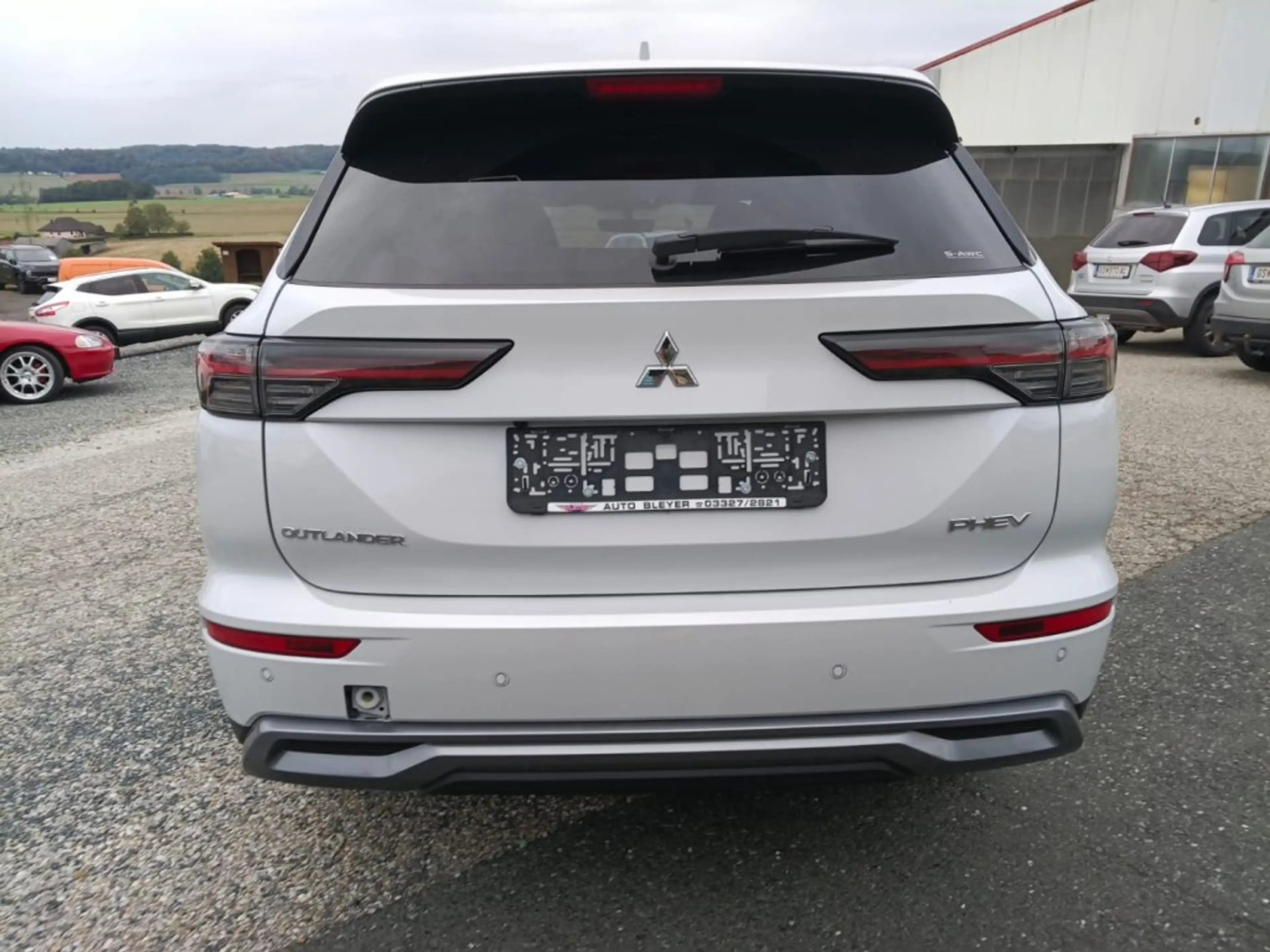Mitsubishi Outlander PHEV 2,4 4WD Intense AT 26 — photo 8