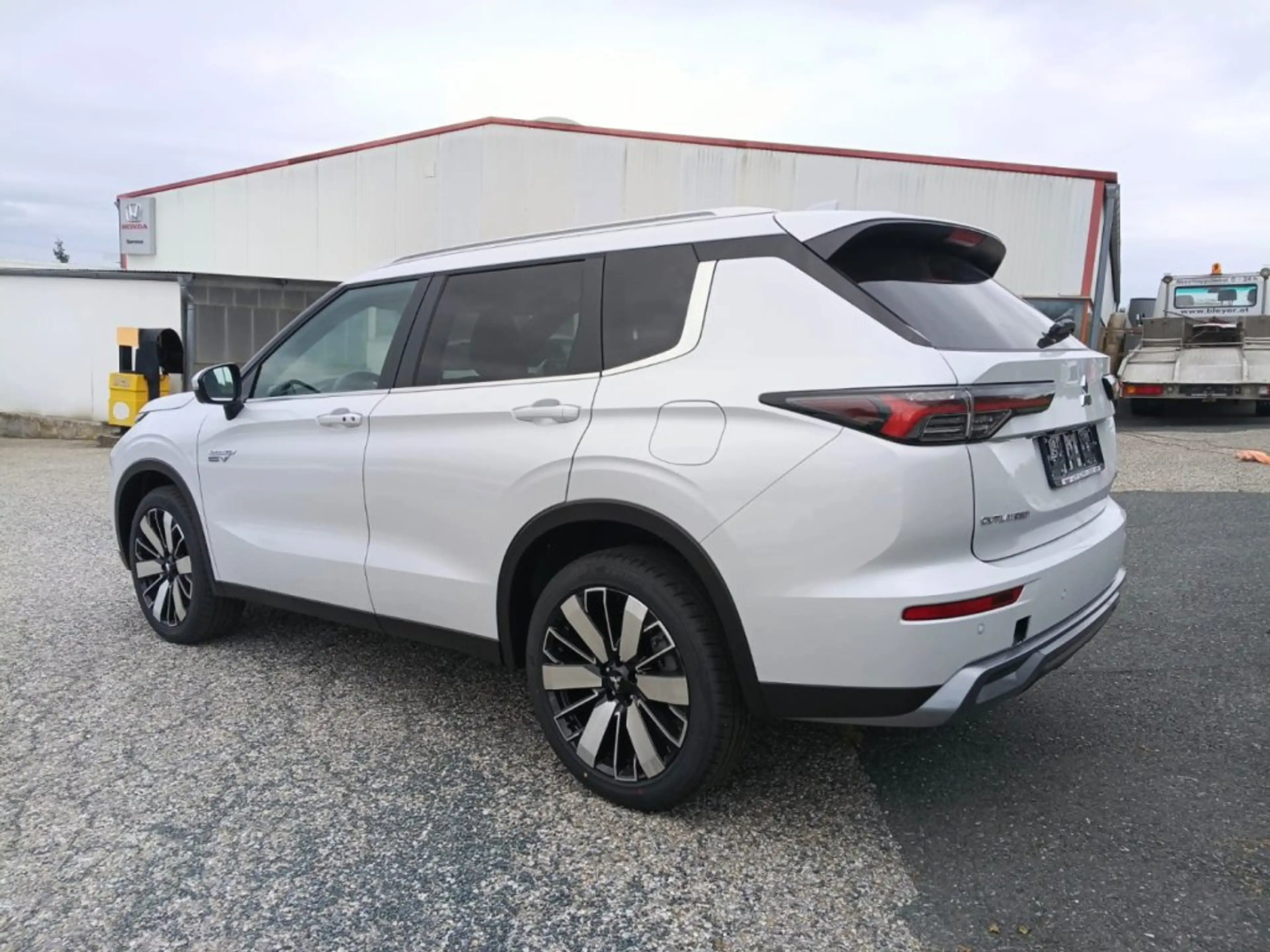 Mitsubishi Outlander PHEV 2,4 4WD Intense AT 26 — photo 2