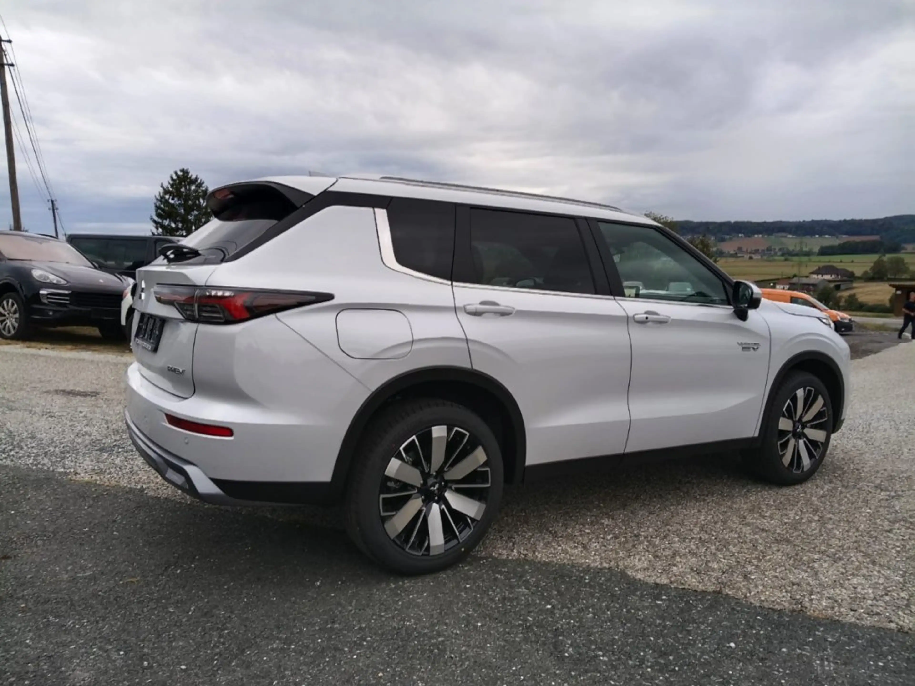 Mitsubishi Outlander PHEV 2,4 4WD Intense AT 26 — photo 6