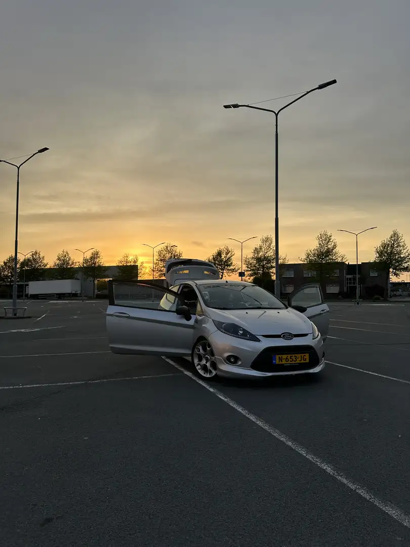Ford Fiesta 1.6 Ghia Grijs - 1