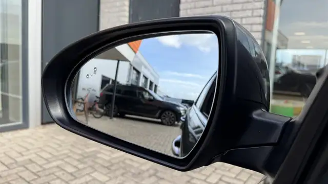 Hyundai IONIQ view 28