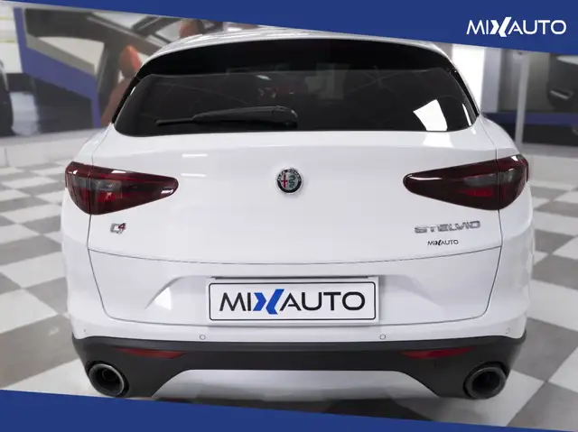 Alfa Romeo Stelvio view 4