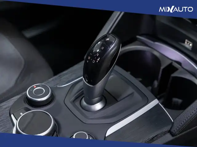 Alfa Romeo Stelvio view 13