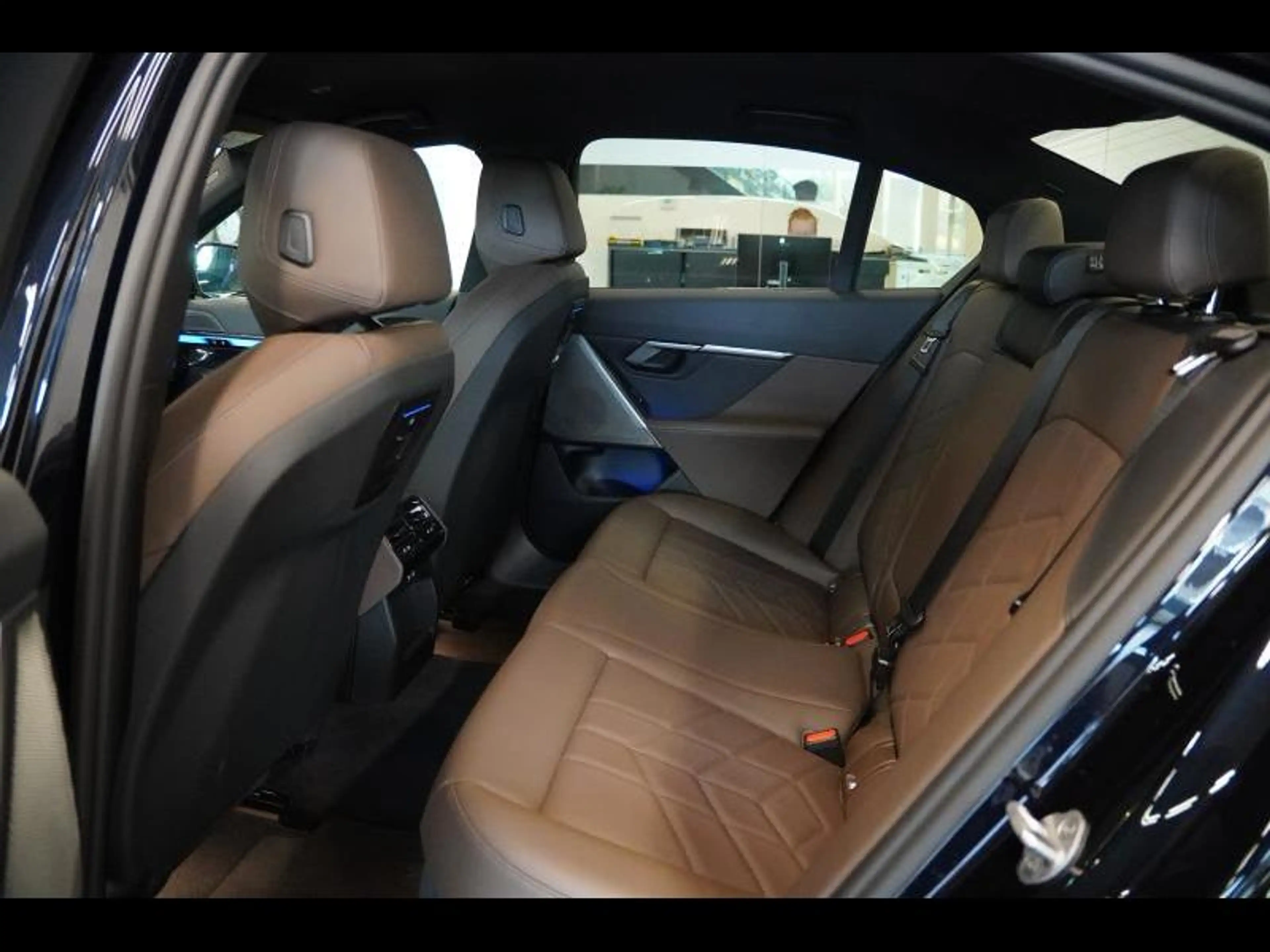 BMW i5 MPACK DRIVE ASSIST PLUS TREKHAAK 360 CAMERA — photo 11