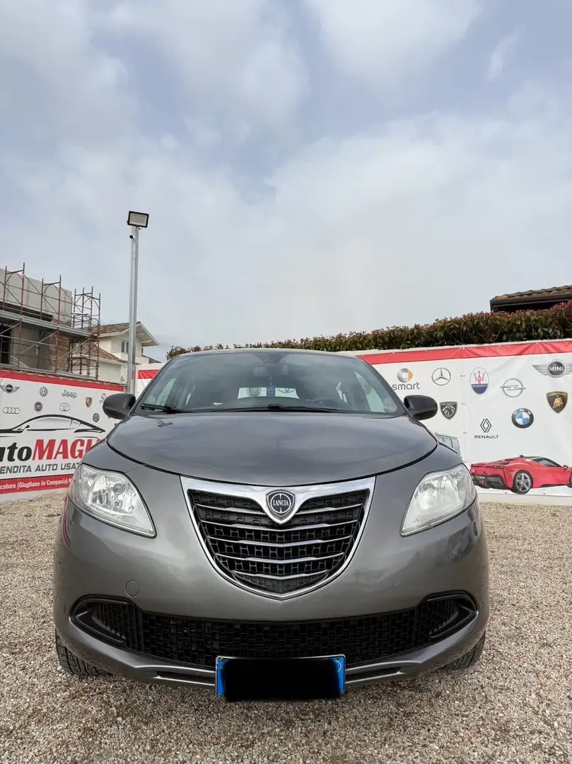 Lancia Ypsilon 0.9 TwinAir 85 CV 5 porte Metano Ecochic Gold Gris - 2