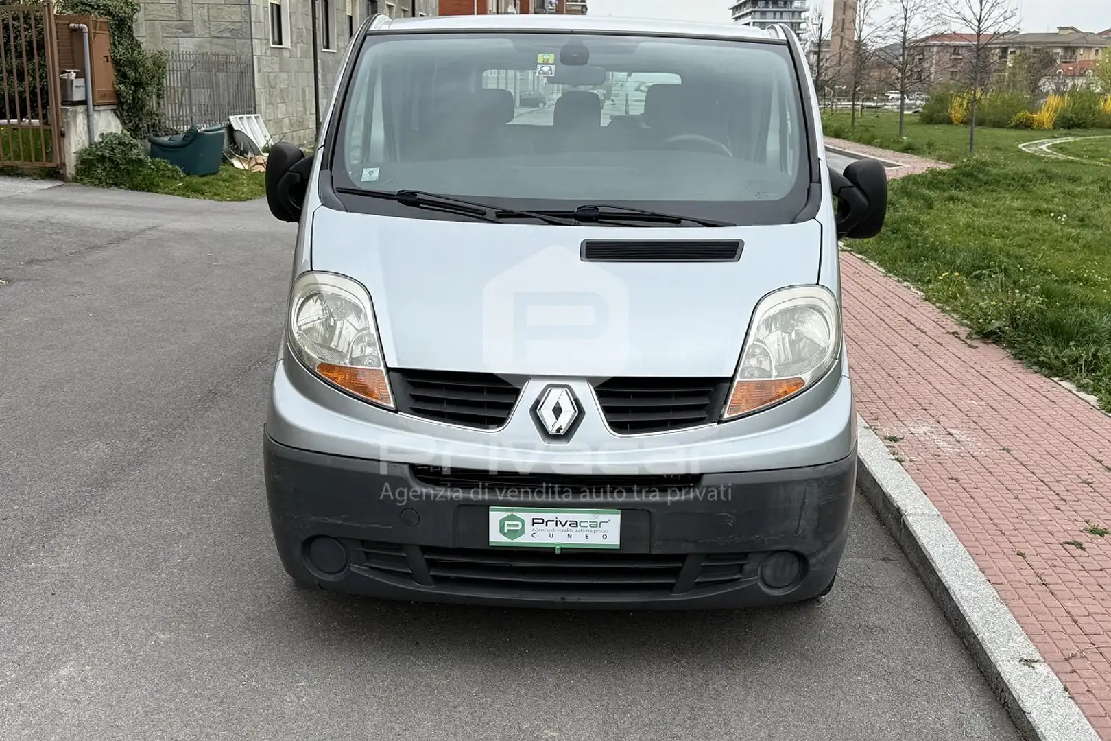 Renault Trafic Trafic T27 2.5 dCi/150 PC-TN Passenger Luxe DPF Срібний - 2