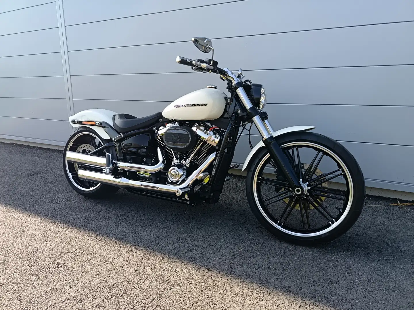 Harley-Davidson Breakout Blanc - 1