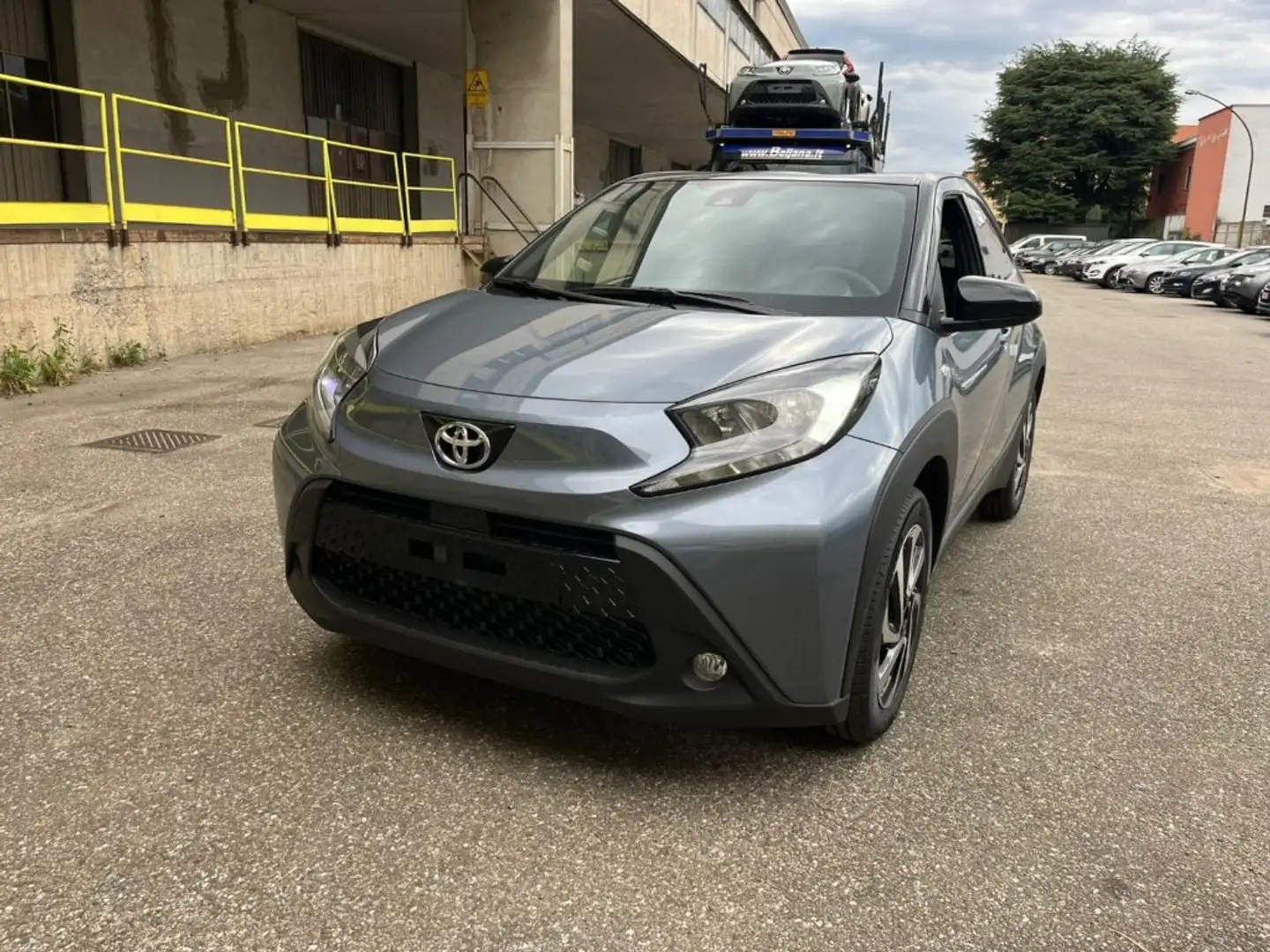 Toyota Aygo X 1.0 VVT-i 72 CV 5 porte Trend Grigio - 1