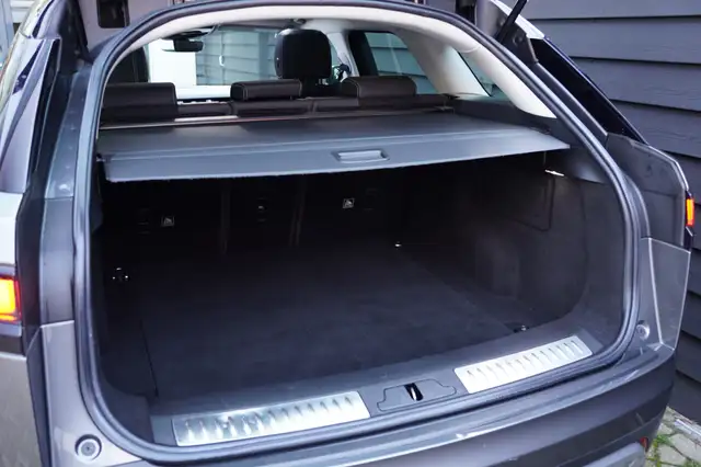 Land Rover Range Rover Velar view 22