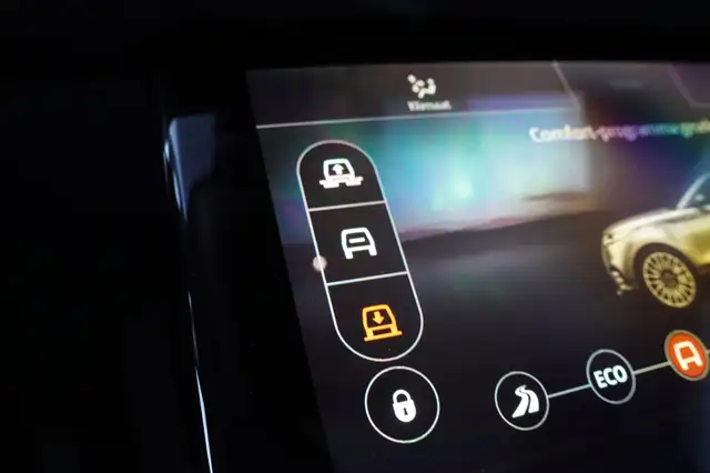 Land Rover Range Rover Velar view 8